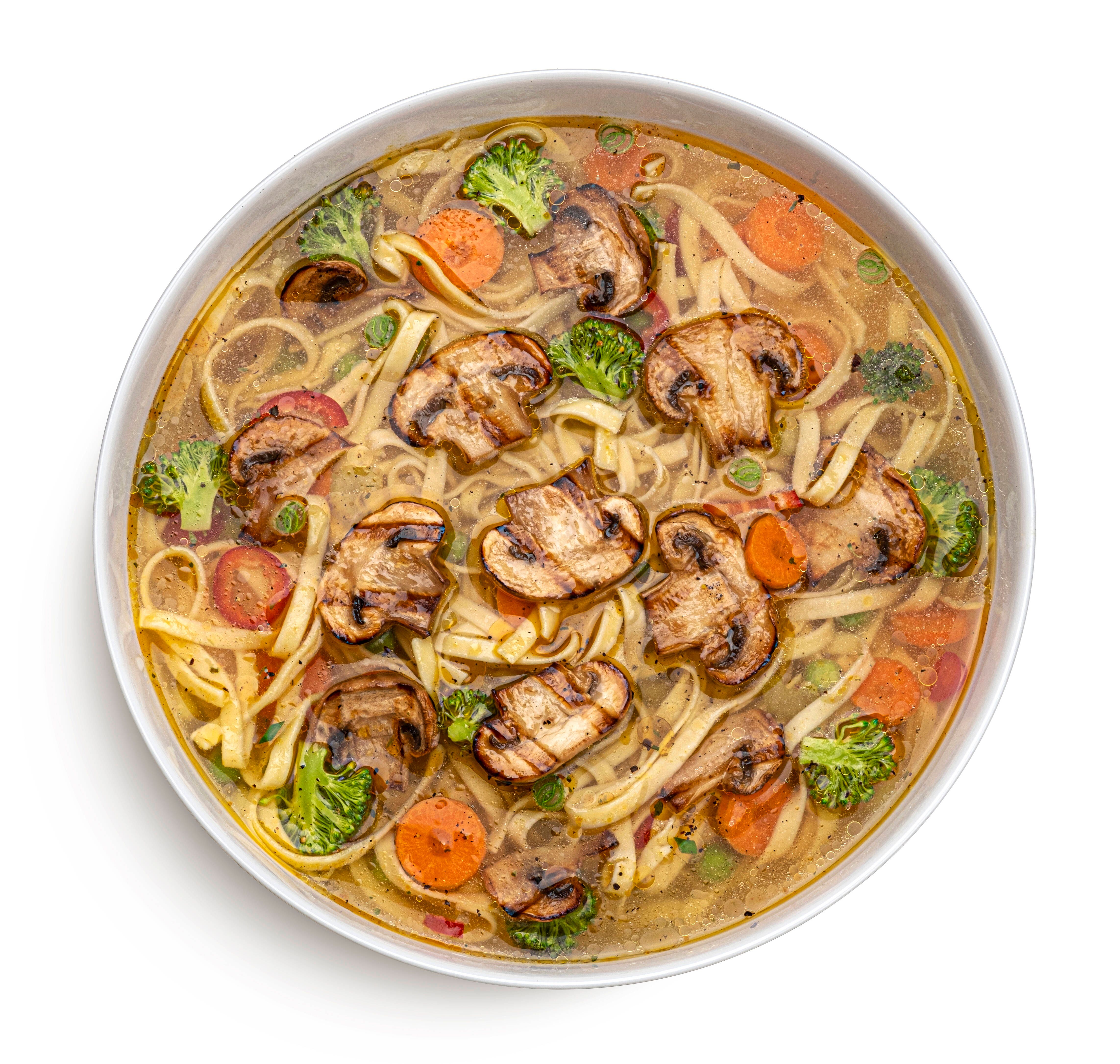 Köstliches Rezept für den Herbst! Würzige Nudelsuppe mit Gemüse und gegrillten Pilzen – dieses Blitz-Gericht ist günstig und genial