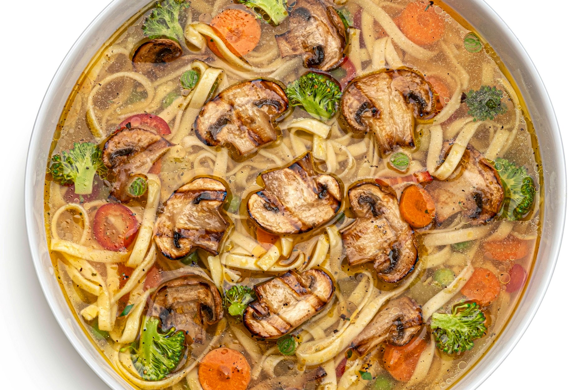 Diese Suppe mit Nudeln, gerösteten Pilzen, Brokkoli und Möhren ist ein echtes Rezept für Genießer.