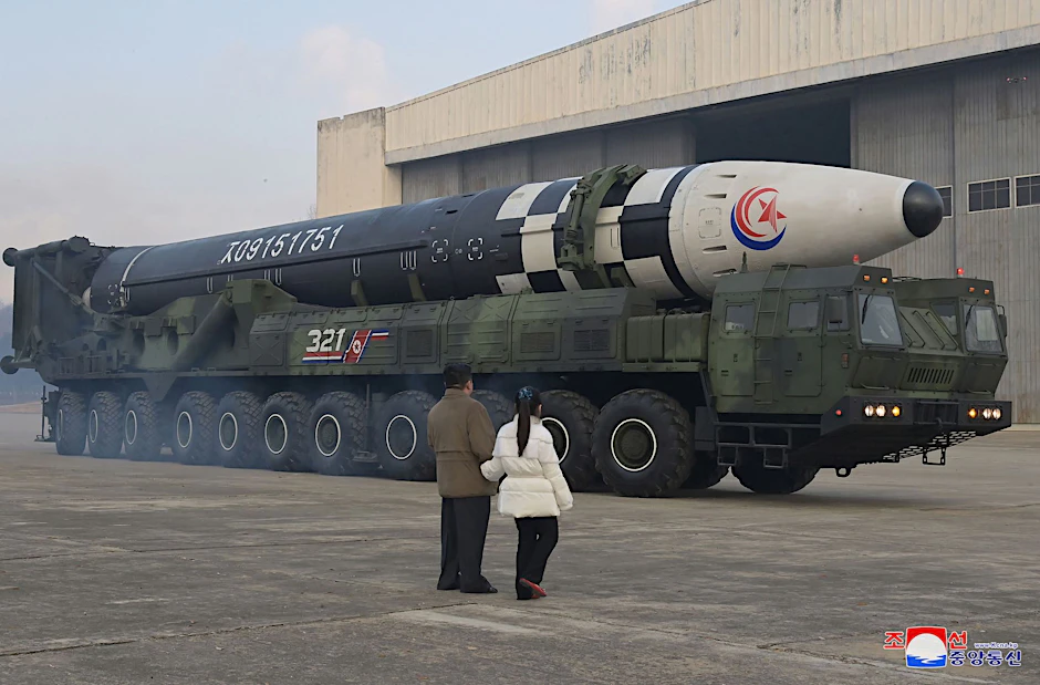 Nordkoreas Machthaber Kim Jong Un und seine Tochter vor einer Interkontinentalrakete. Es sind die ersten veröffentlichten Bilder von Kims Tochter. Wie sie heißt und wie alt sie ist, ist nicht bekannt.