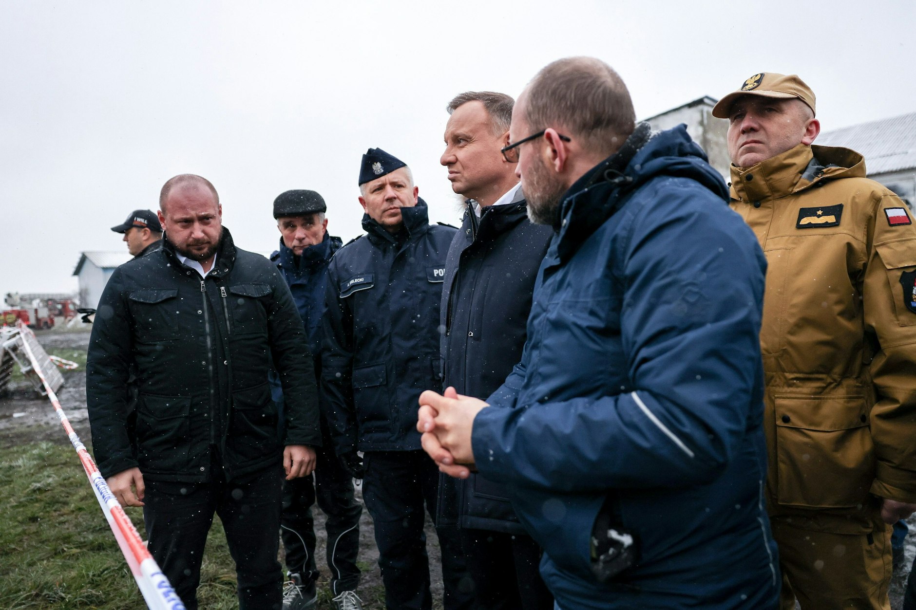 17.11.2022, Polen, Przewodów: Andrzej Duda (3. v. r.), Präsident von Polen, besucht die Stelle, an der eine Rakete im Dorf Przewodów einschlug.
