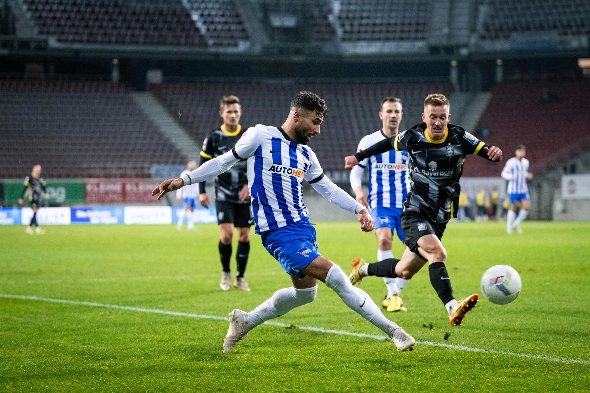 Internet-Star Nader El-Jindaoui, sonst bei der U23 in der Regionalliga im Einsatz, durfte erstmal bei Hertha BSC mit den Profis zusammenspielen. 