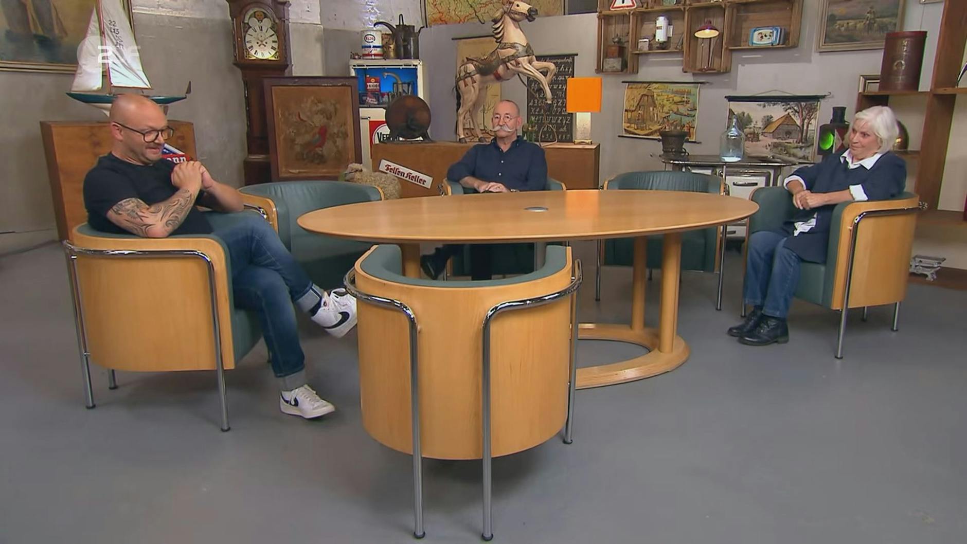 Kandidatin Ute Schön bei Bares für Rares mit Moderator Horst Lichter und Experte Sven Deutschmanek.