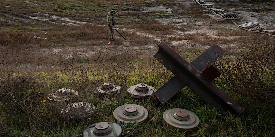 Ein ukrainischer Soldat sucht auf dem Feld eines kürzlich befreiten Dorfes am Rande von Cherson nach Minen.&nbsp;