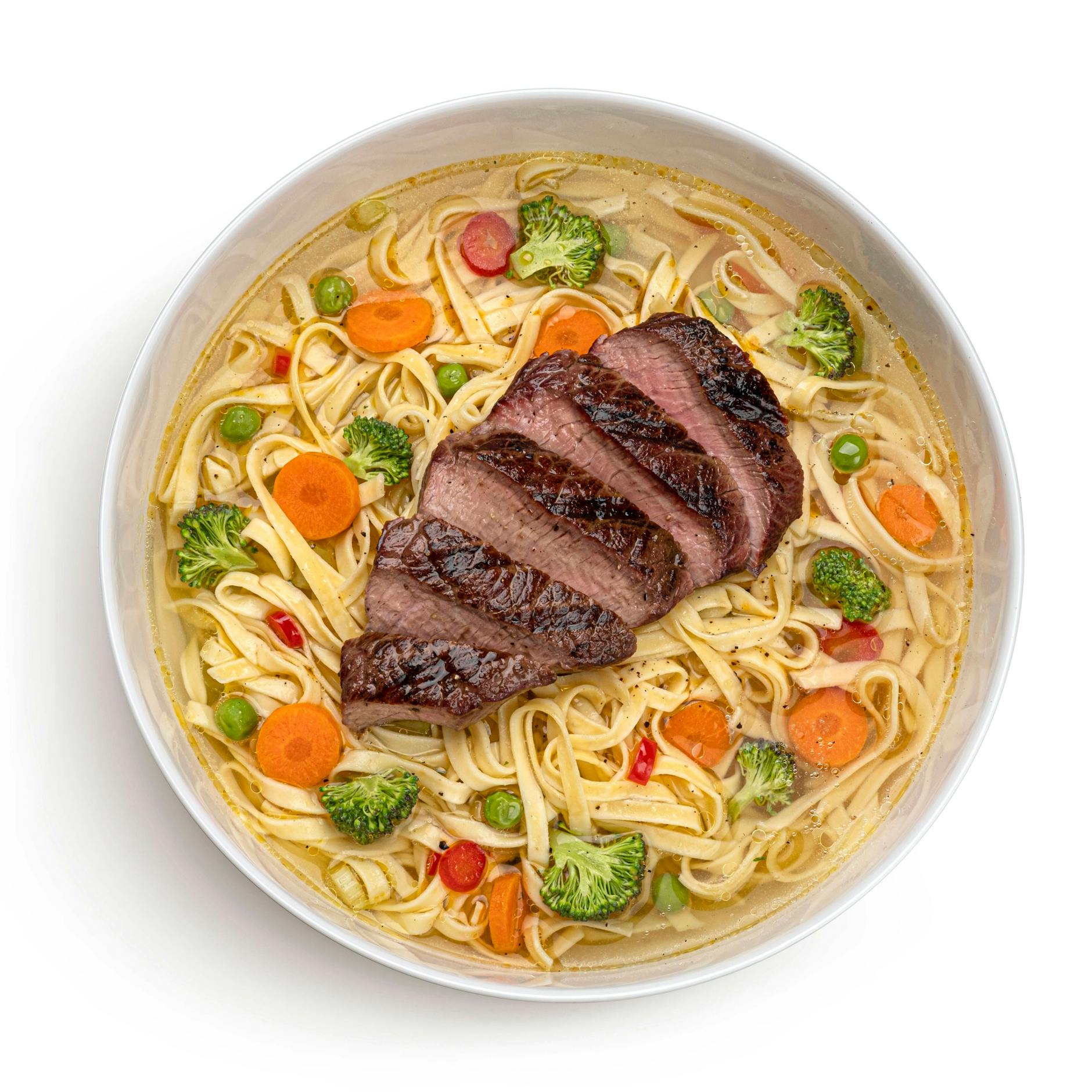 Die leckere Suppe kann auch mit Fleisch serviert werden - das passt auch gut zur Rinderbrühe.