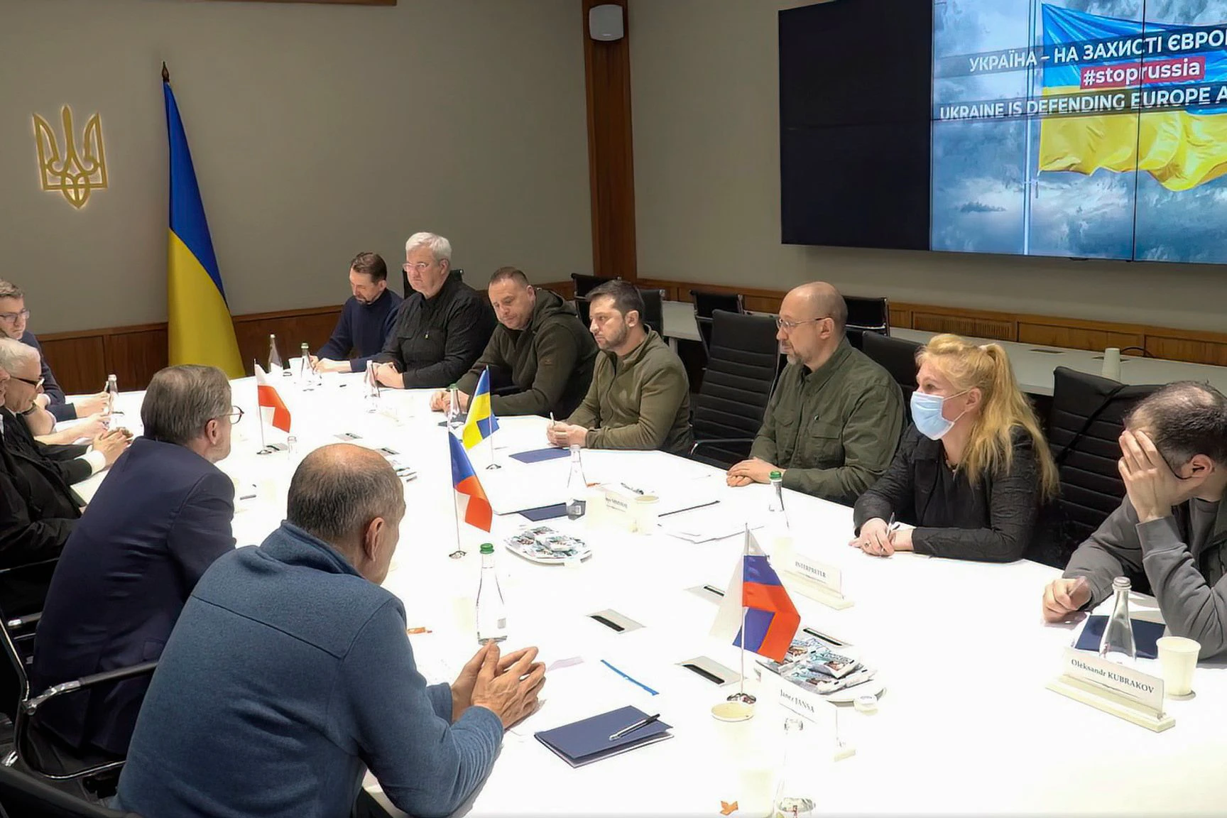 Die Regierungschefs von Polen, Tschechien und Slowenien sind nach Kiew gereist, um sich mit dem ukrainischen Präsidenten Wolodymyr Selenskyj (Mitte oben) zu treffen. Ein Foto von März 2022.