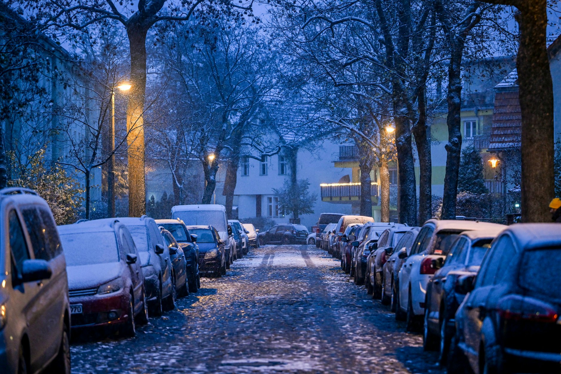 Mit Schnee bedeckt sind am Nachmittag des Sonnabend eine Kopfsteinpflasterstraße und die dort parkenden Autos in Berlin-Karlshorst. Später wuchs die Schneedecke weiter an.&nbsp;