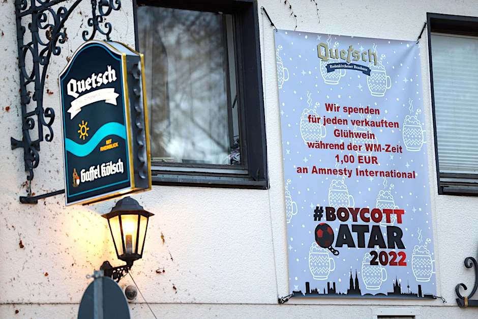 PRODUKTION - Das Rodenkirchener Brauhaus Quetsch in Köln boykottiert die Fußball-WM-Spiele in Katar.  