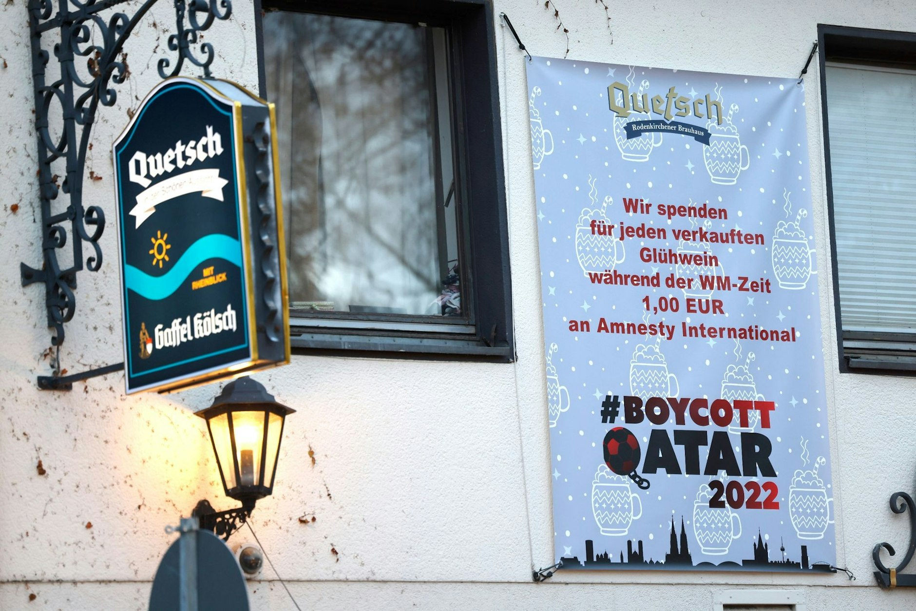 PRODUKTION - Das Rodenkirchener Brauhaus Quetsch in Köln boykottiert die Fußball-WM-Spiele in Katar.