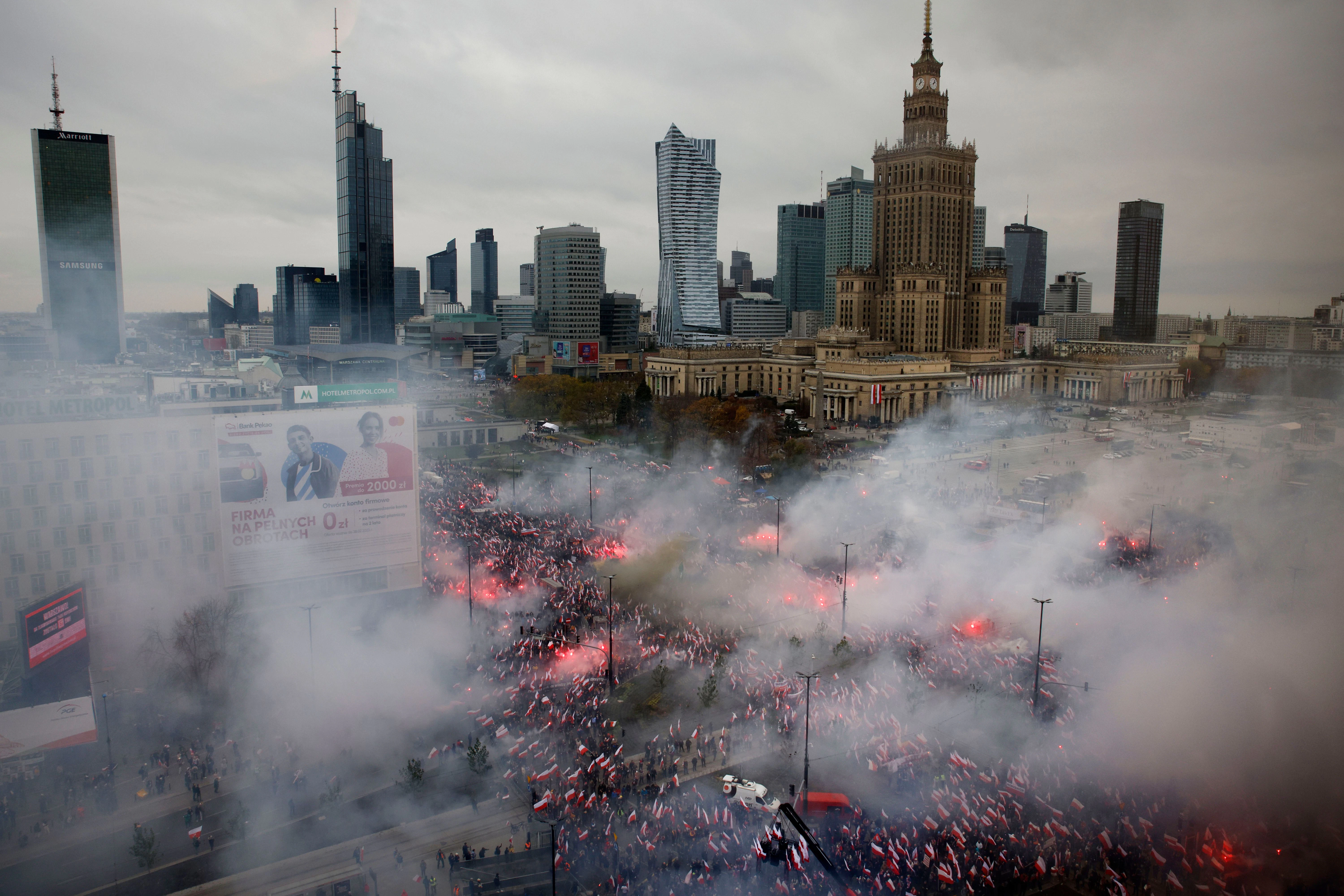 11.11.2022, Polen, Warschau: Tausende von Menschen versammeln sich im Stadtzentrum von Warschau zu einem von nationalistischen Gruppen organisierten Marsch zum Unabhängigkeitstag, der in den vergangenen Jahren von Gewalt geprägt war.