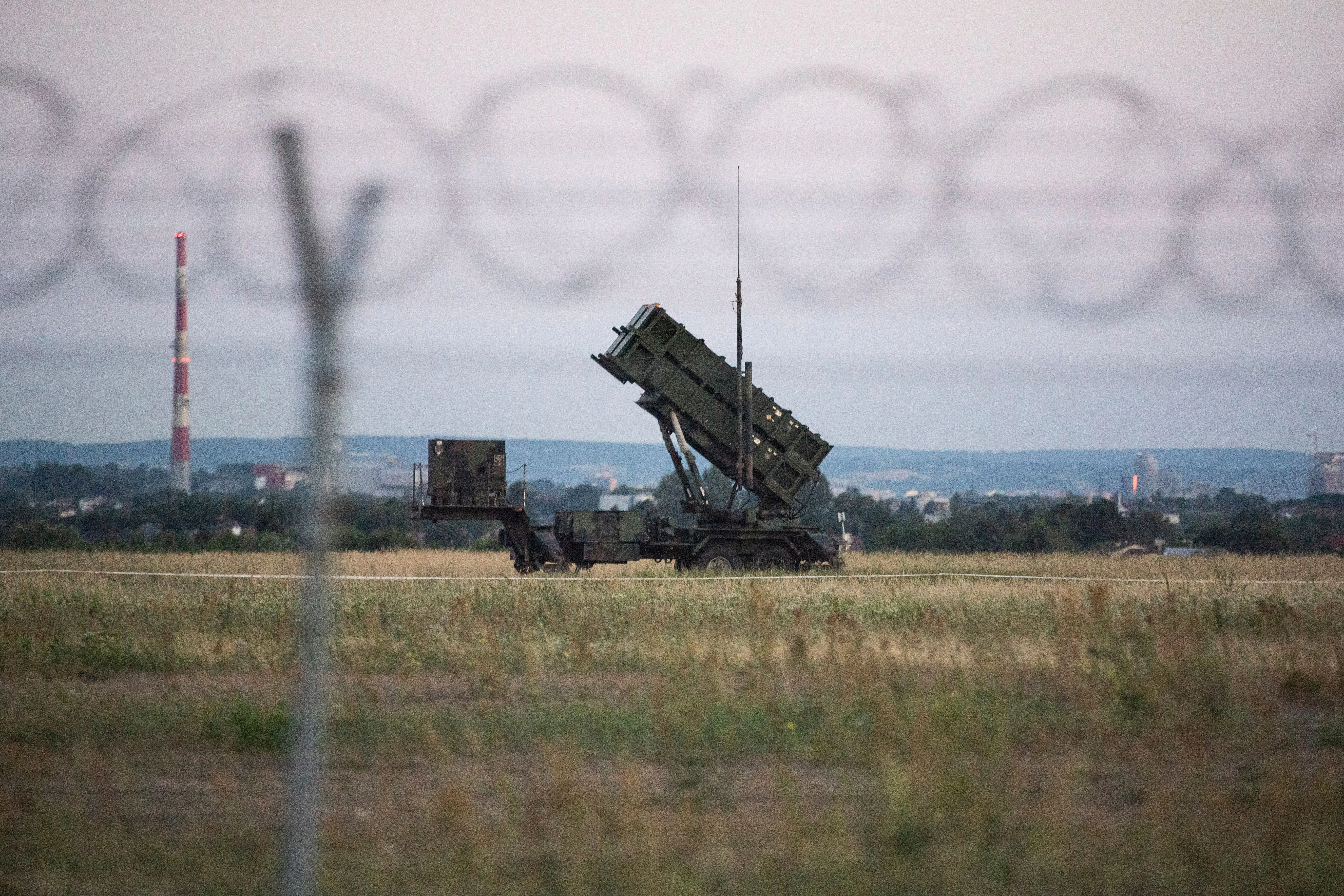 Kurzstrecken-Flugabwehrraketensysteme vom Typ MIM-104 Patriot zur Abwehr von Flugzeugen, Marschflugkörpern und taktischen ballistischen Mittelstreckenraketen stehen am Flughafen Rzeszów.