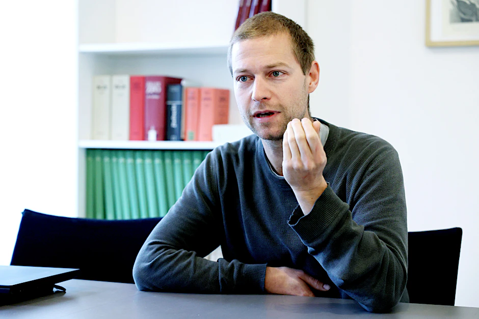 Lukas Theune vertritt als Anwalt die Straßenblockierer der Gruppe „Letzte Generation“ vor Gericht.