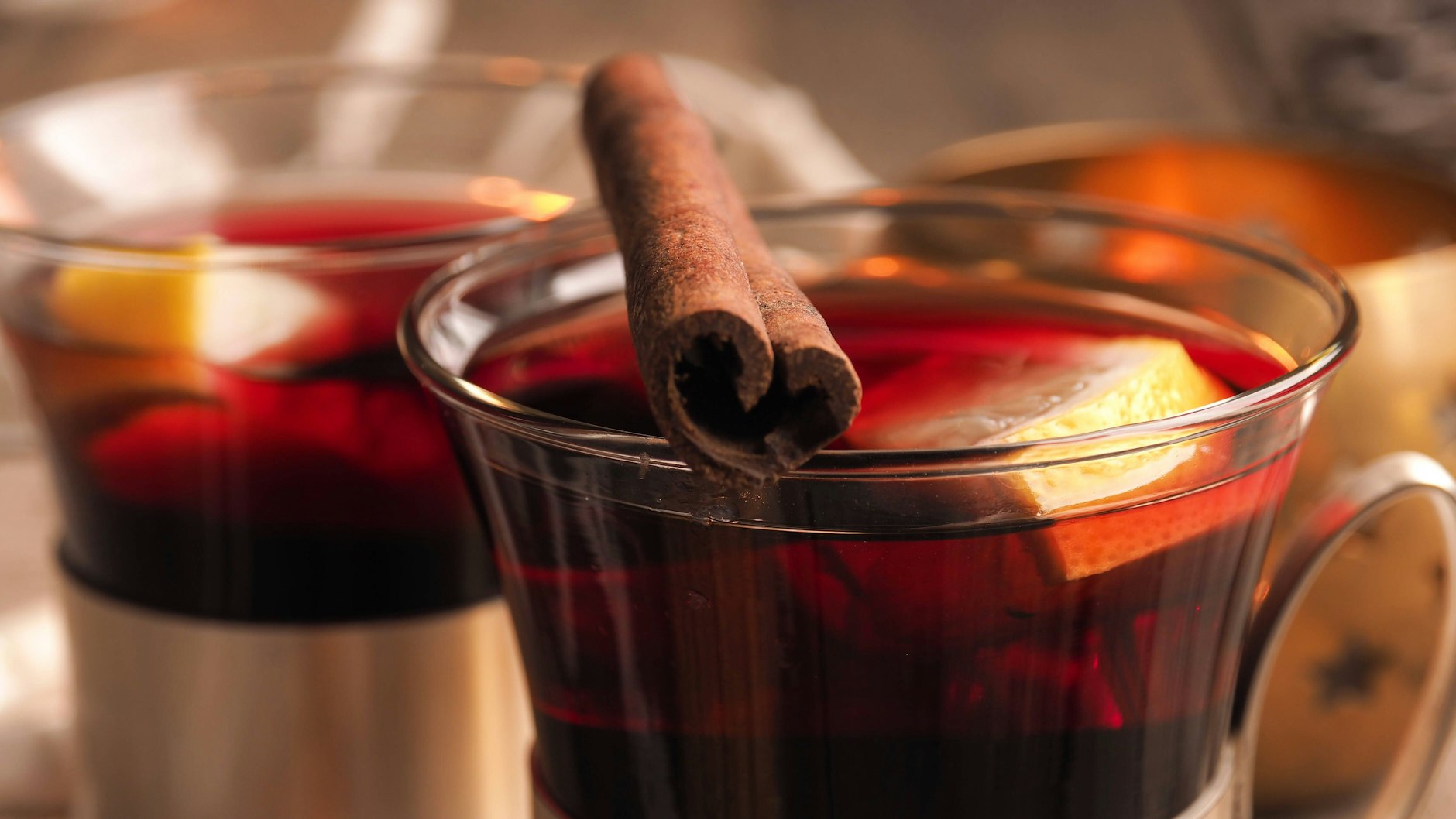 Leckerer Glühwein macht dieses Rezept für Rührkuchen zum winterlichen Genuss.