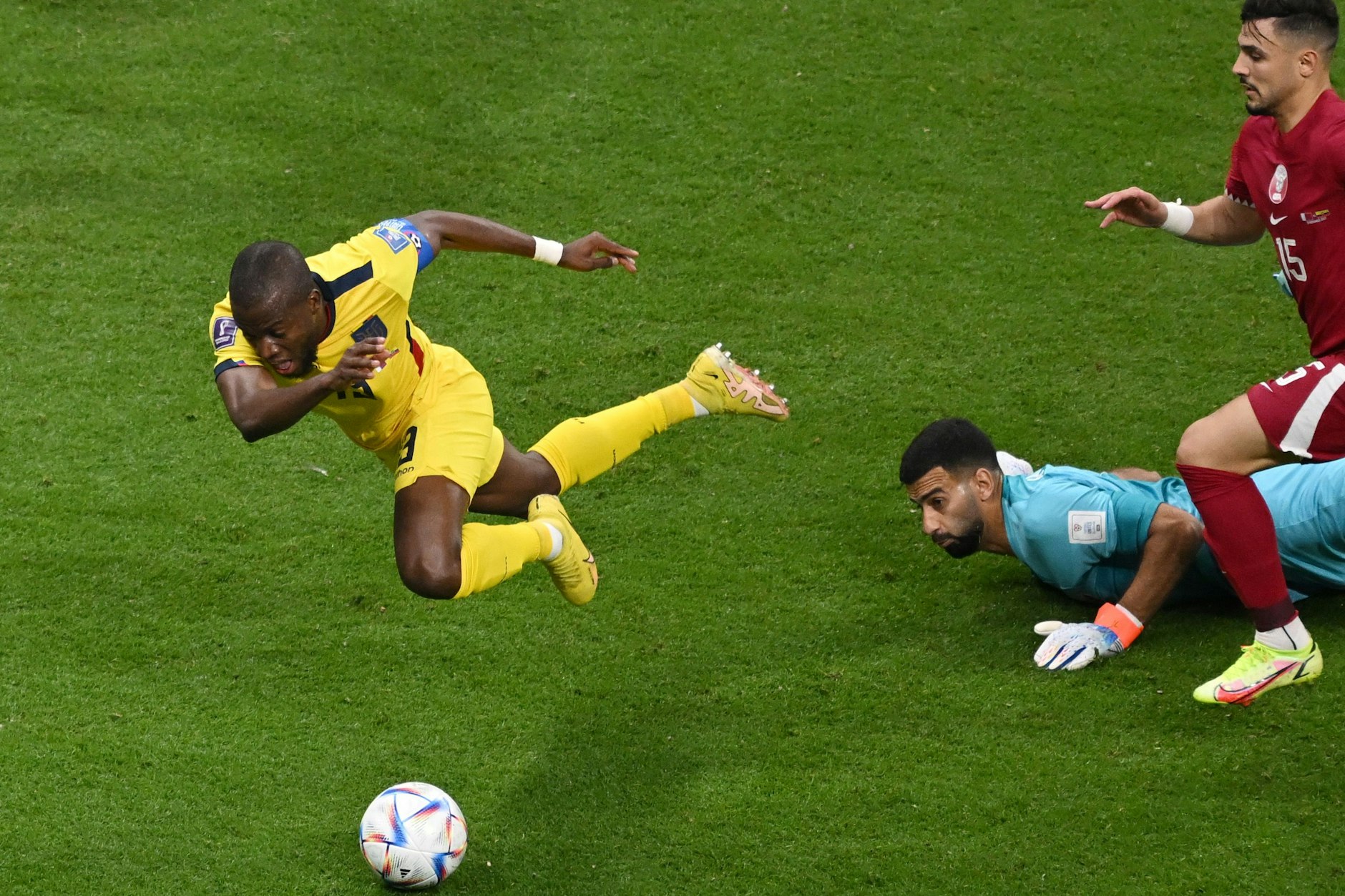 Enner Valencia (l.) wird von Katars Keeper al-Sheeb zu Fall gebracht, verwandelt im Anschluss den Strafstoß sicher zum 2:0.