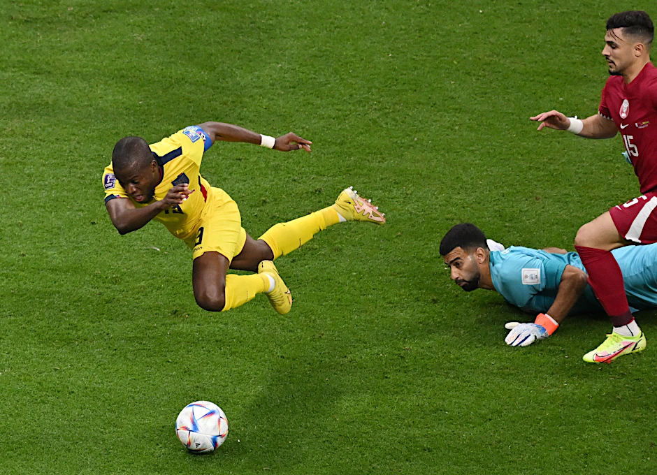 Enner Valencia (l.) wird von Katars Keeper al-Sheeb zu Fall gebracht, verwandelt im Anschluss den Strafstoß sicher zum 2:0.