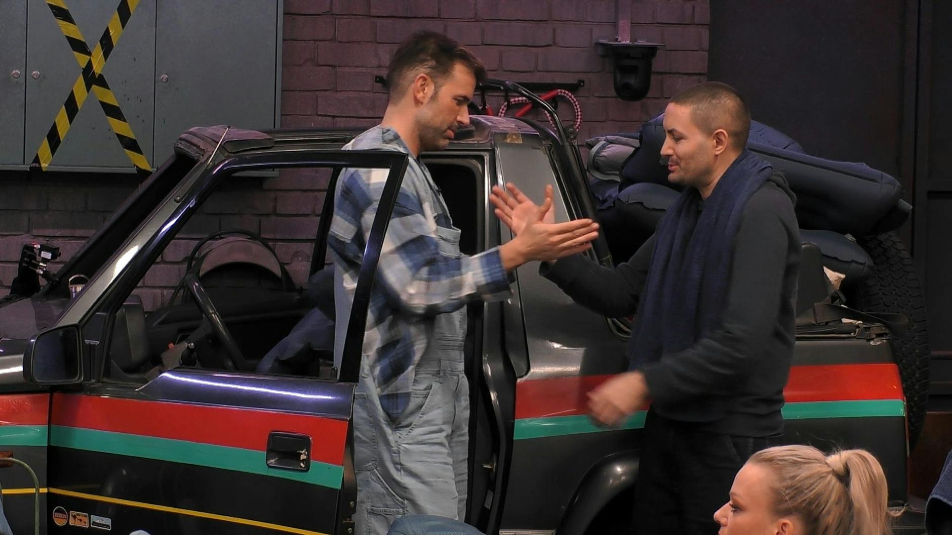 Jay Khan wanzt sich bei „Promi Big Brother“ an Menderes Bagci ran.