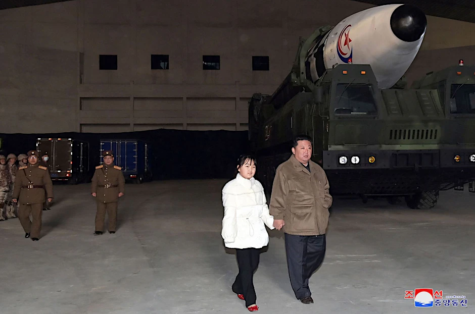 HANDOUT - Nordkoreas Machthaber Kim Jong Un zeigt sich erstmals in Begleitung seiner Tochter.  