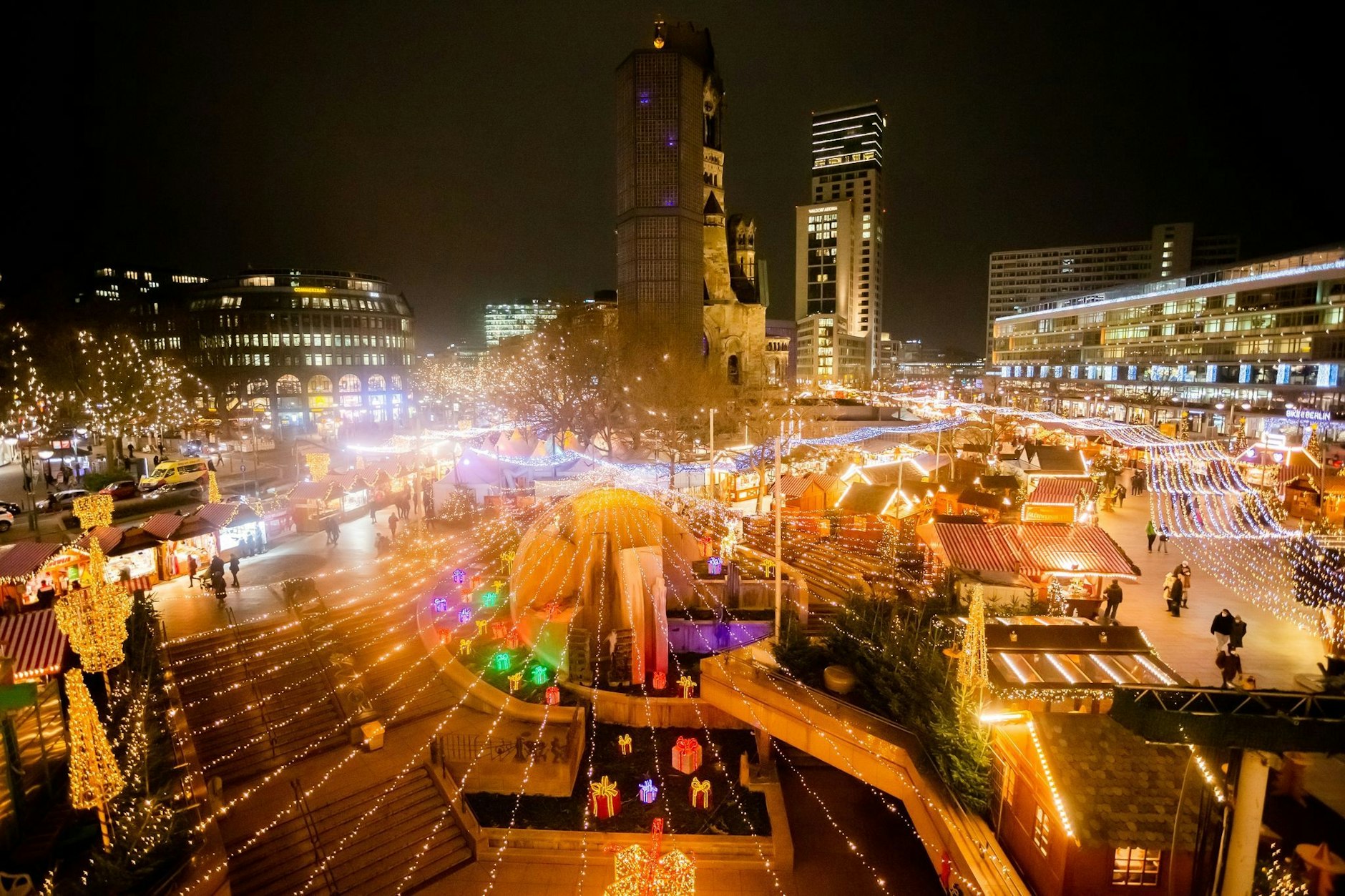 Der Weihnachtsmarkt an der Gedächtniskirche 2021.