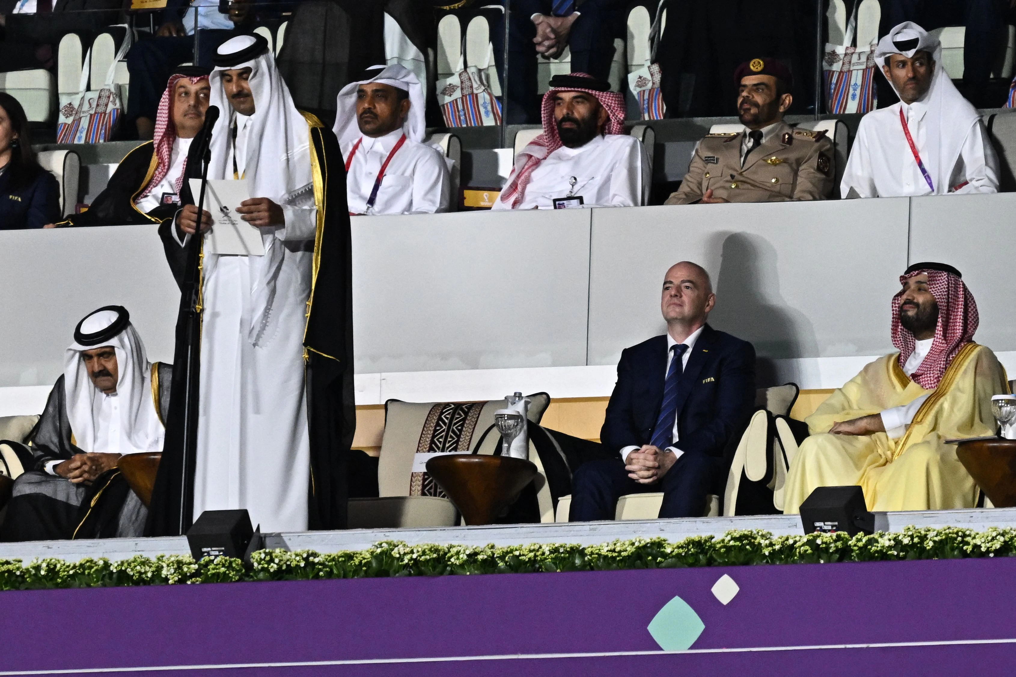 Katars Emir Tamim bin Hamad al-Thani (2. v. l.) wendet sich mit einer kurzen Rede an das Publikum. Auch sein Vater Hamad bin Khalifa al-Thani (l.), Fifa-Präsident Gianni Infantino (2. v. r.) und Saudi Arabiens Kronprinz und Premierminister Mohammed bin Salman al-Saud sind auf der Haupttribüne zugegen.&nbsp;