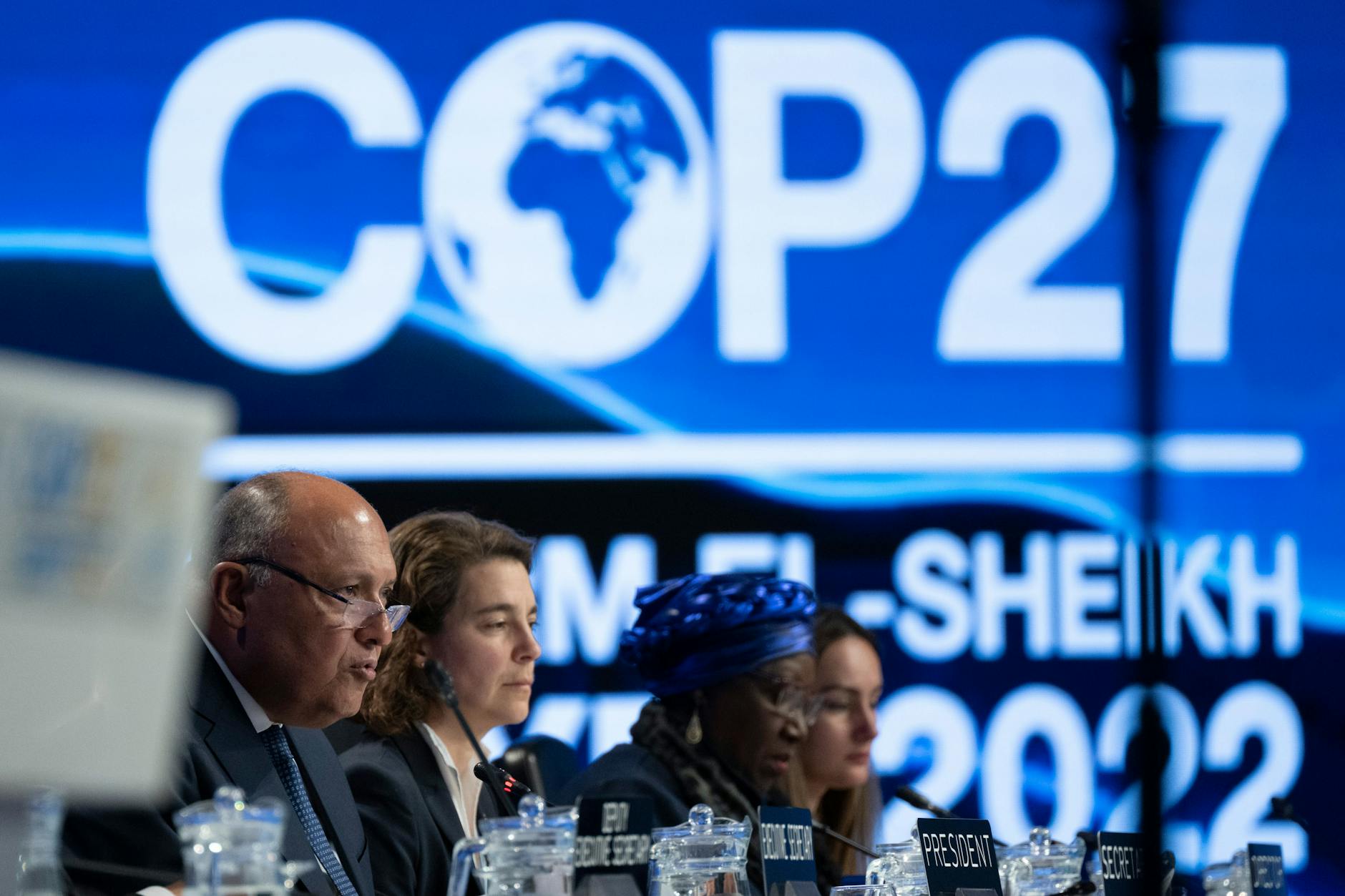 Samih Schukri (l), Außenminister von Ägypten, spricht während der Abschlusszeremonie beim UN-Klimagipfel COP27.