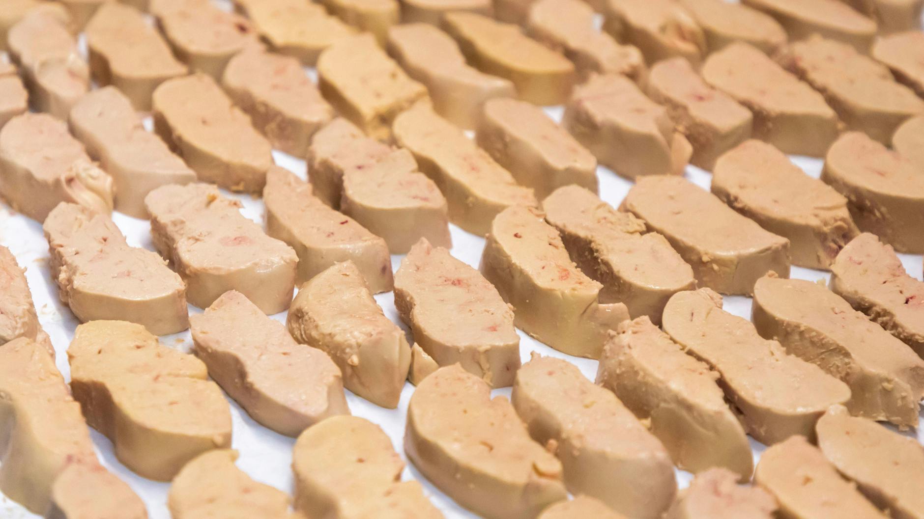 Die Produktion von Foie gras in einer französischen Fabrik.