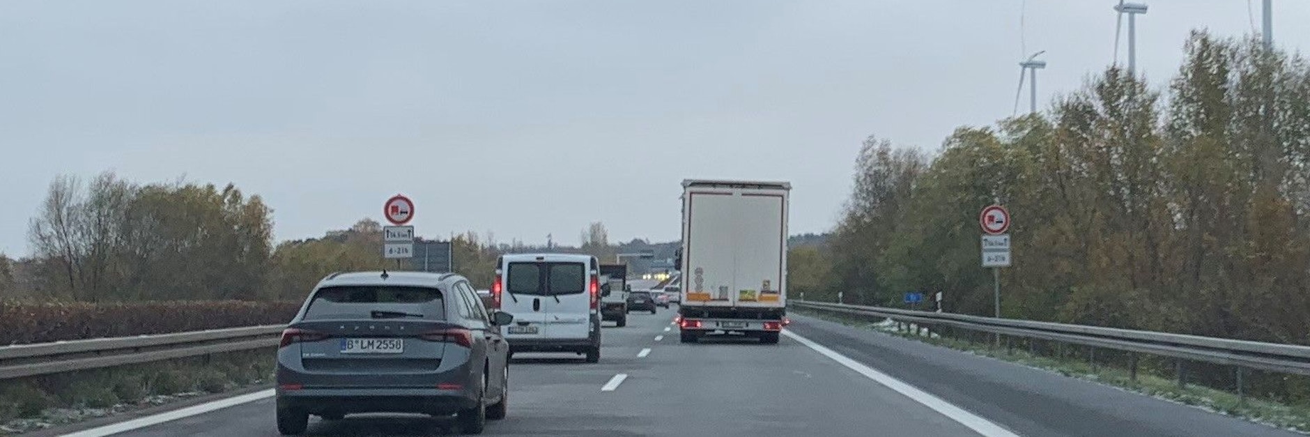 Nur noch die  Überholverbots-Schilder für Lkw stehen noch an der A13. Die Tempo-130-Schilder sind weg.