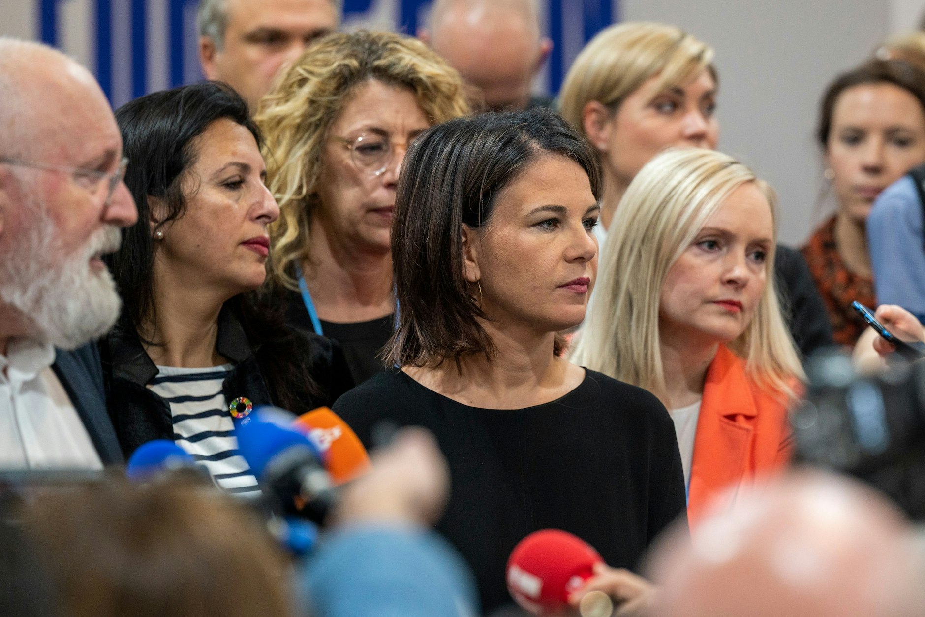 Frust: Außenministerin Annalena Baerbock (M.)  und EU-Kommissionsvize Frans Timmermans ()l) sind mit dem Ergebnis der Weltklimakonferenz in Ägypten unzufrieden.