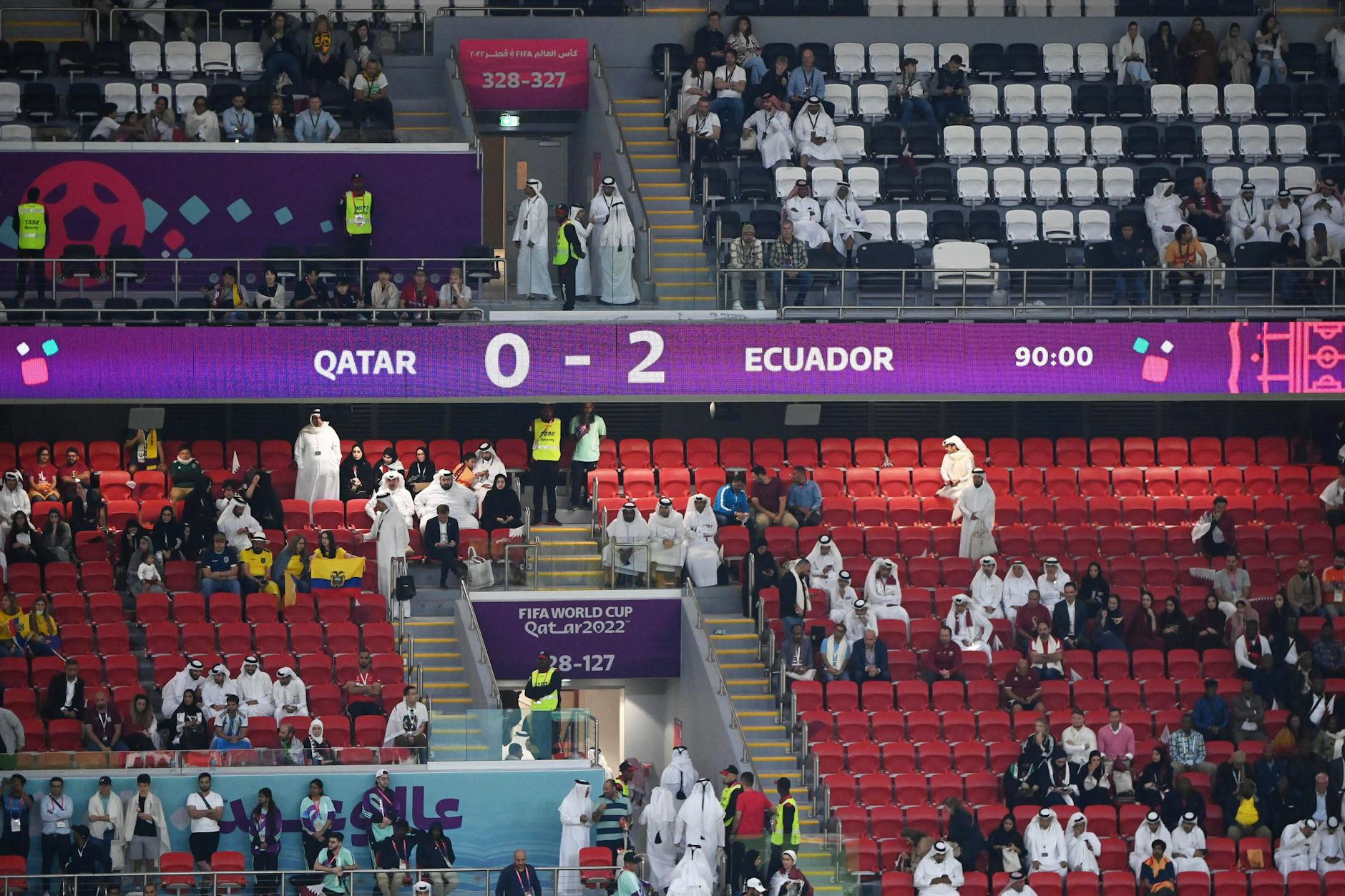 Sieht nicht gerade nach einem rauschenden Fußballfest aus: die Zuschauerränge beim Eröffnungsspiel der WM.