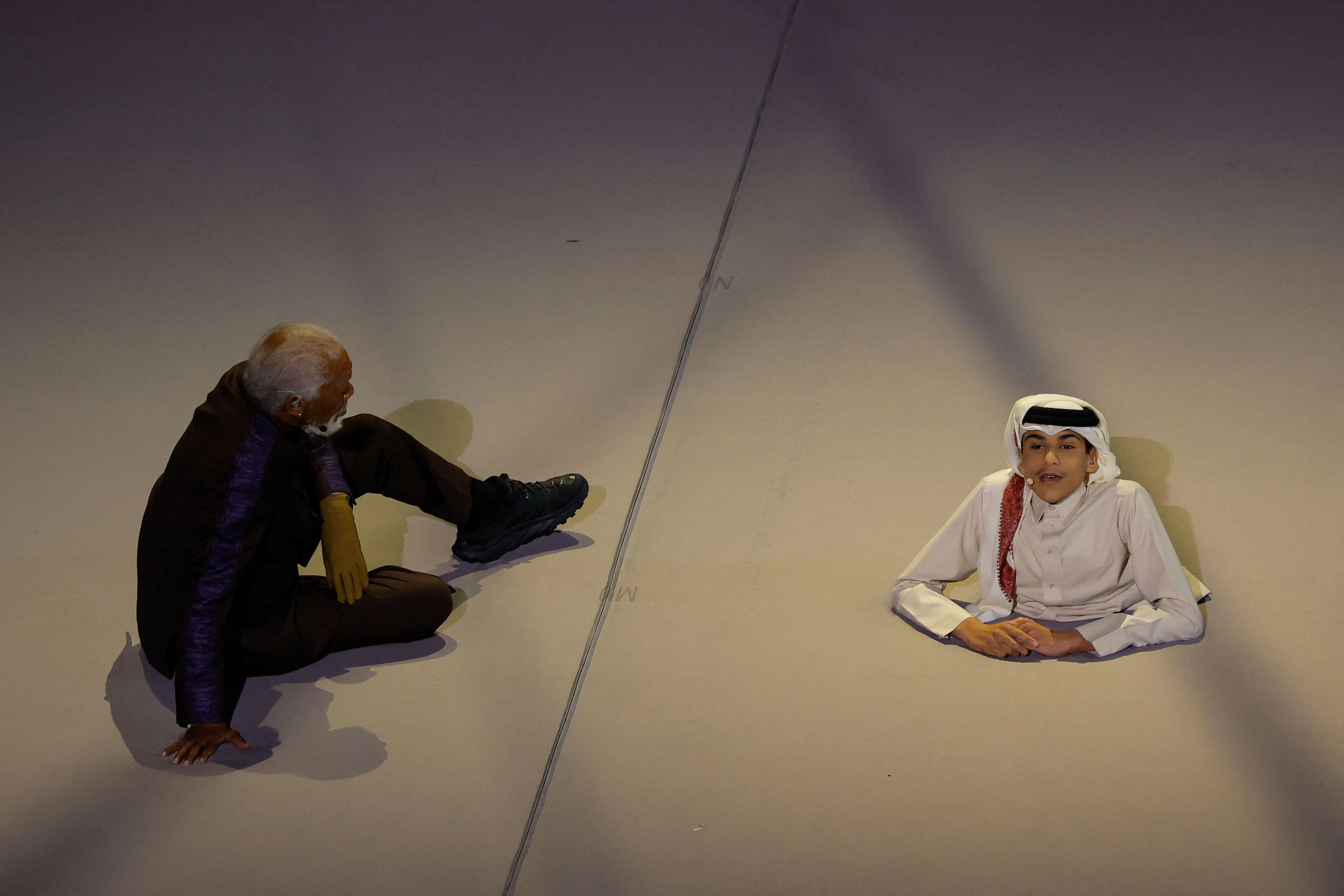 Schauspieler Morgan Freeman trifft sich am Mittelkreis zum kurzen Plausch mit Youtuber Ghanim al-Muftah.