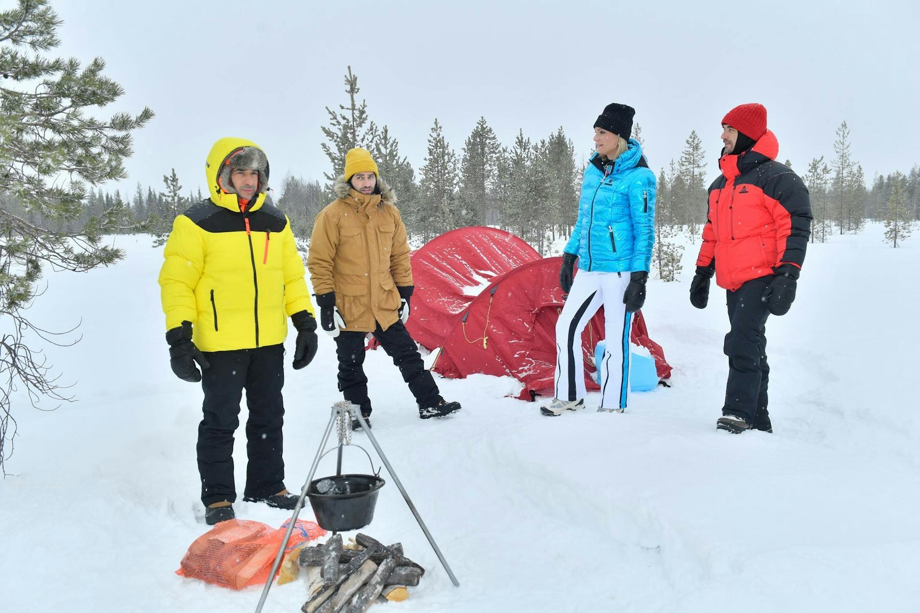 HANDOUT - Nach ihrem Unfall eilt Pekka Nielson (Maria Höfl-Riesch, 2.v.r.) den Freunden Max Parger (Florian Silbereisen, r.), Patrick Steiner (Daniel Fritz, 2.v.l.) und Maik Berghammer (Tayfun Baydar, l.) zur Hilfe.
