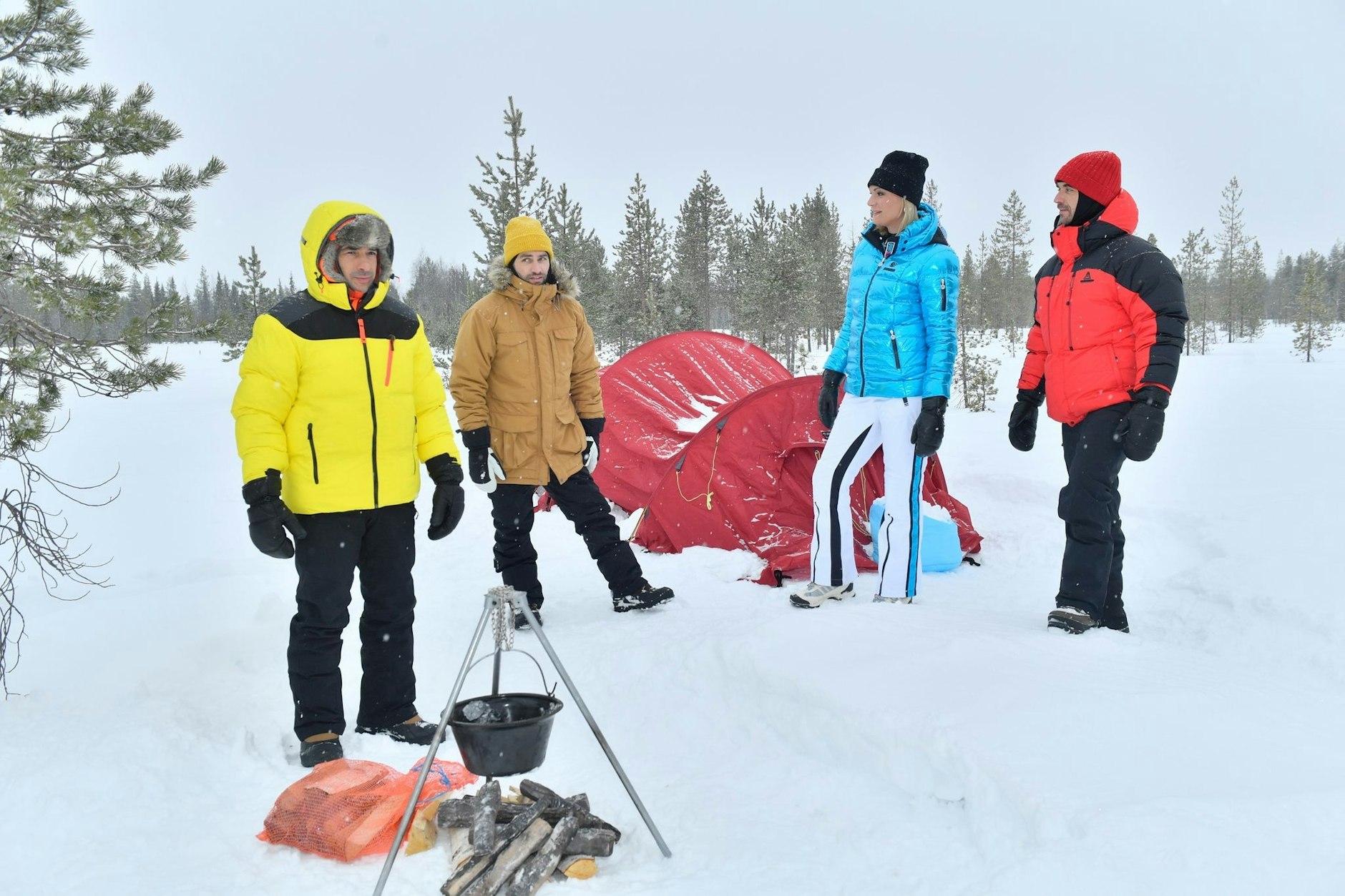 HANDOUT - Nach ihrem Unfall eilt Pekka Nielson (Maria Höfl-Riesch, 2.v.r.) den Freunden Max Parger (Florian Silbereisen, r.), Patrick Steiner (Daniel Fritz, 2.v.l.) und Maik Berghammer (Tayfun Baydar, l.) zur Hilfe.  