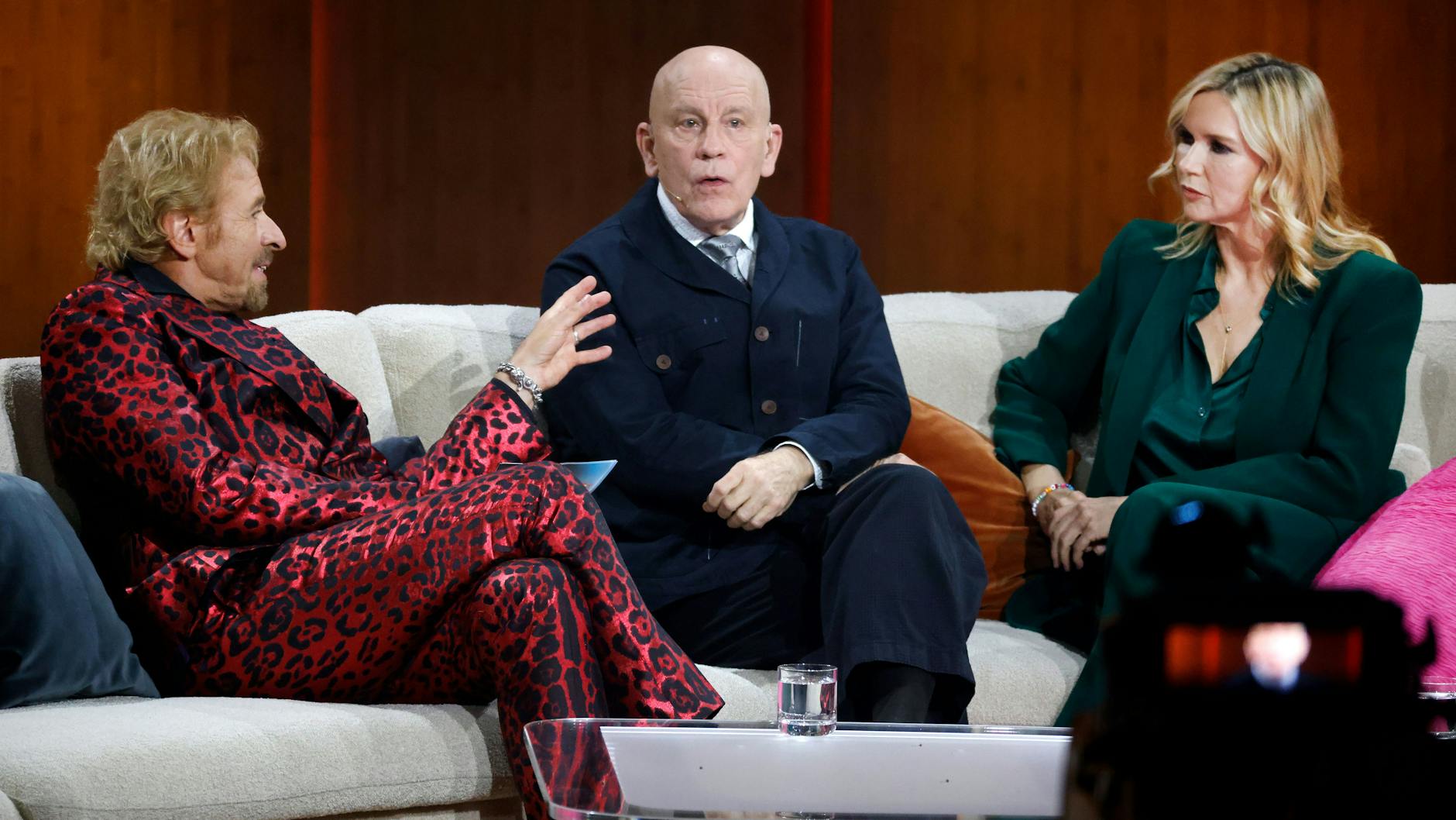 Schauspielerin Veronica Ferres spricht bei der ZDF-Show Wetten, dass..? mit Hollywood-Star John Malkovich und Entertainer Thomas Gottschalk.