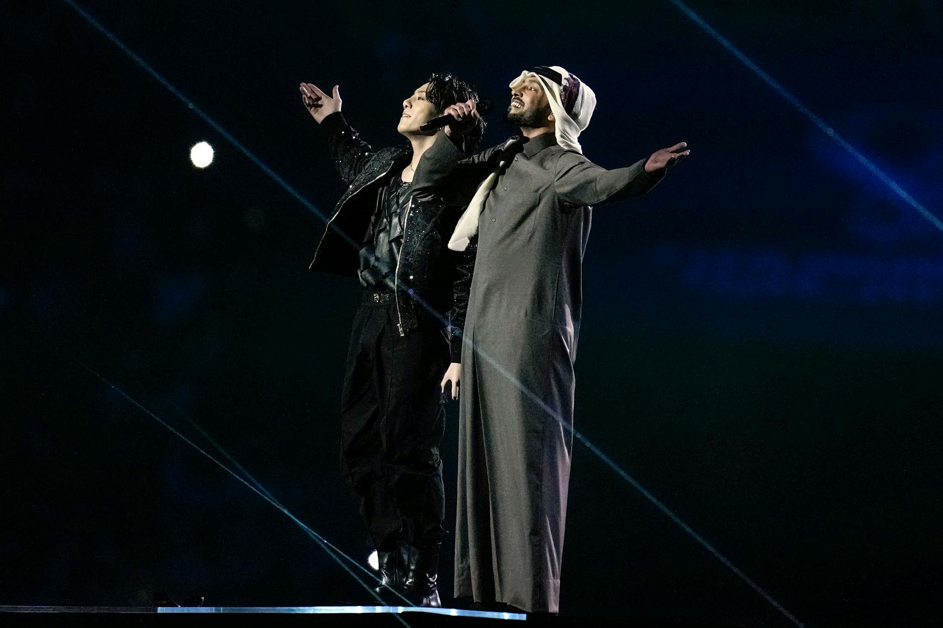 Jung Kook und Fahad al-Kubaisi brachten den WM-Song „Dreamers“ dar. 