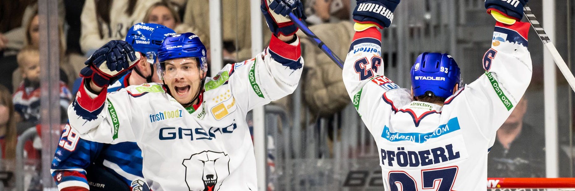 Yannick Veilleux (l.) und Leo Pföderl von den Eisbären Berlin feiern hier das 3:3 und wenig später auch den Sieg bei den Adler Mannheim.