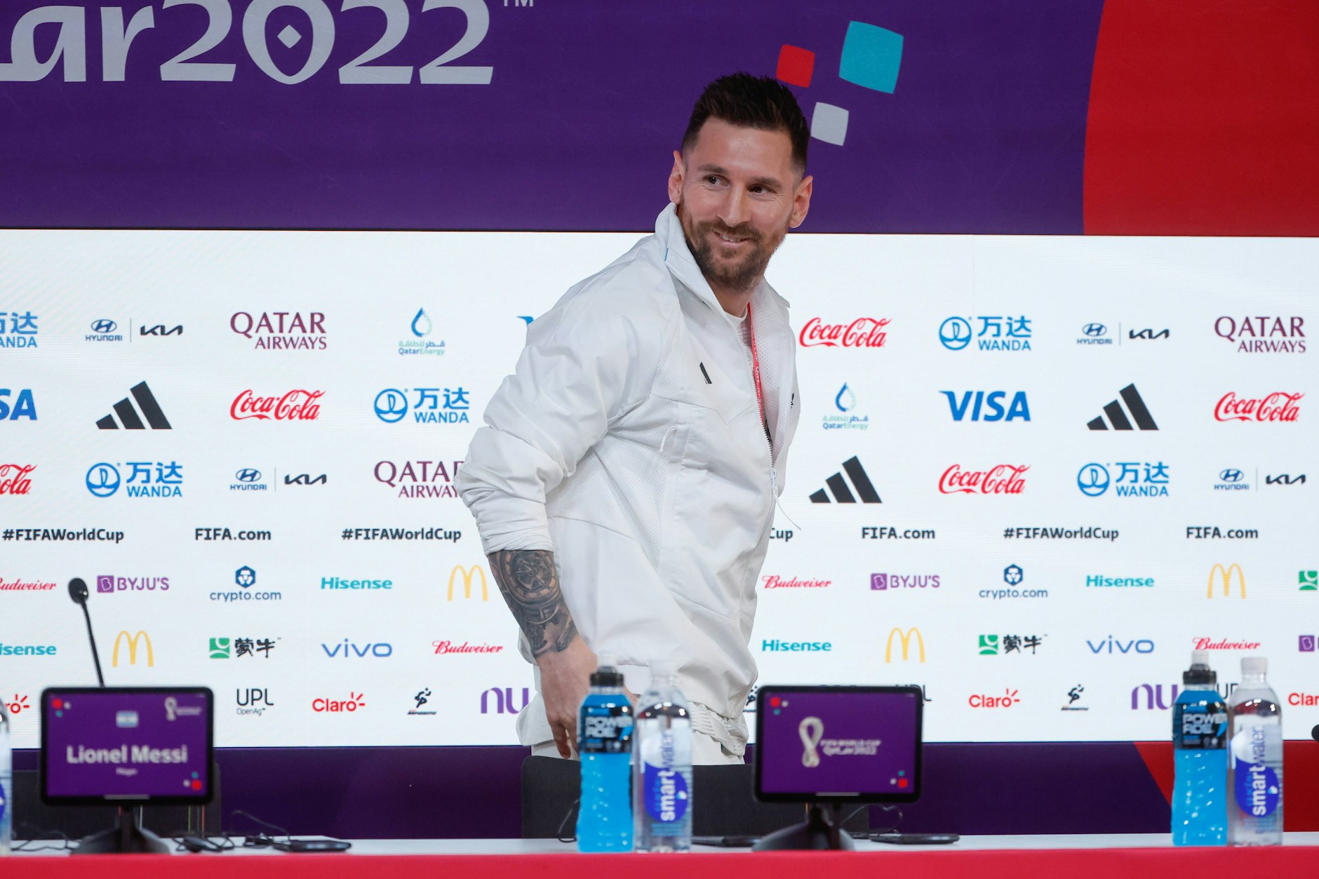 Argentiniens Lionel Messi hatte bei der Pressekonferenz viel Spaß und zeigte sich siegessicher.