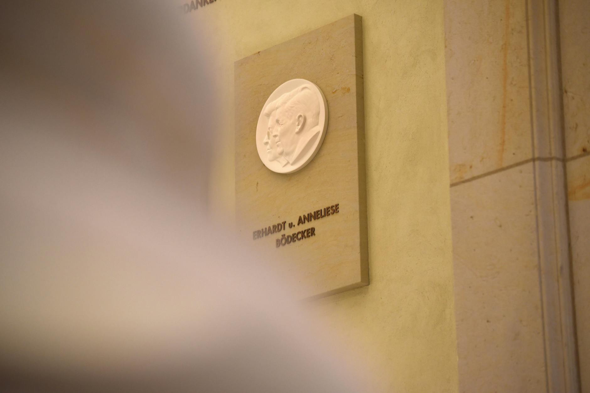 Die inzwischen abgehängte Plakette für Ehrhardt und Anneliese Bödecker im Berliner Humboldt-Forum