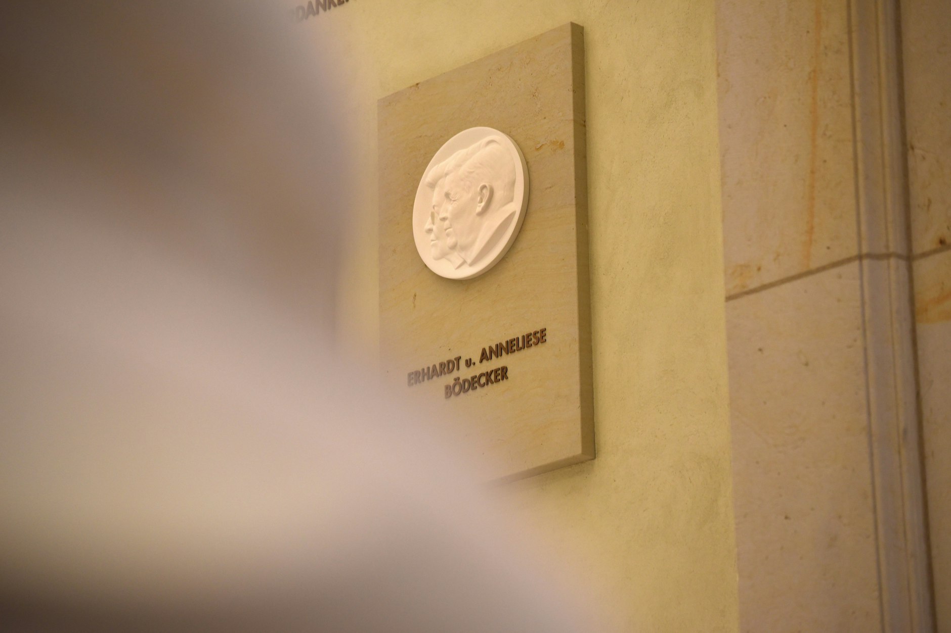 Die inzwischen abgehängte Plakette für Ehrhardt und Anneliese Bödecker im Berliner Humboldt-Forum