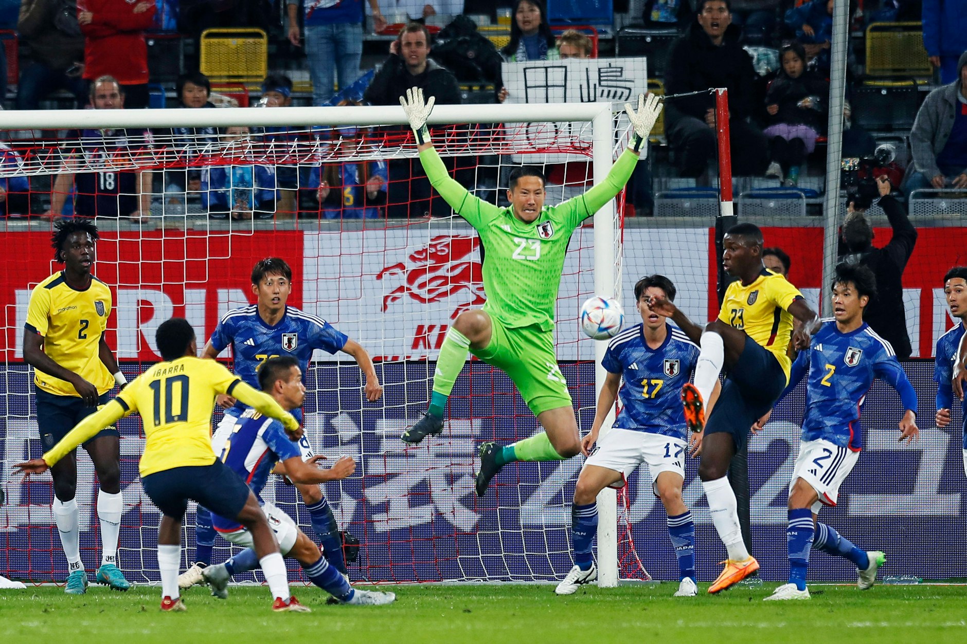 Daniel Schmidt (o.) ist 1,97 Meter groß und auf dem Feld sehr präsent.