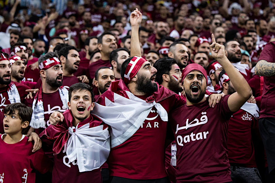 WM-Eröffnungsspiel im Al-Bait-Stadion: Fans aus Katar bejubeln vor dem Spiel ihre Mannschaft.
