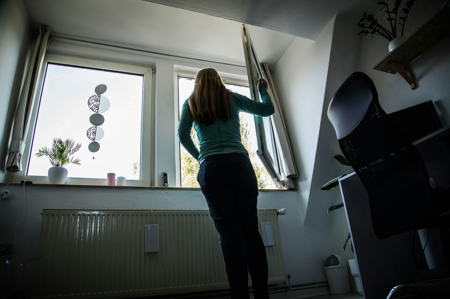 Auch wenn man Heizenergie sparen möchte: Es ist wichtig, selbst an bitterkalten Tagen zwischendurch mal das Fenster kurz zu öffnen und richtig durchzulüften.