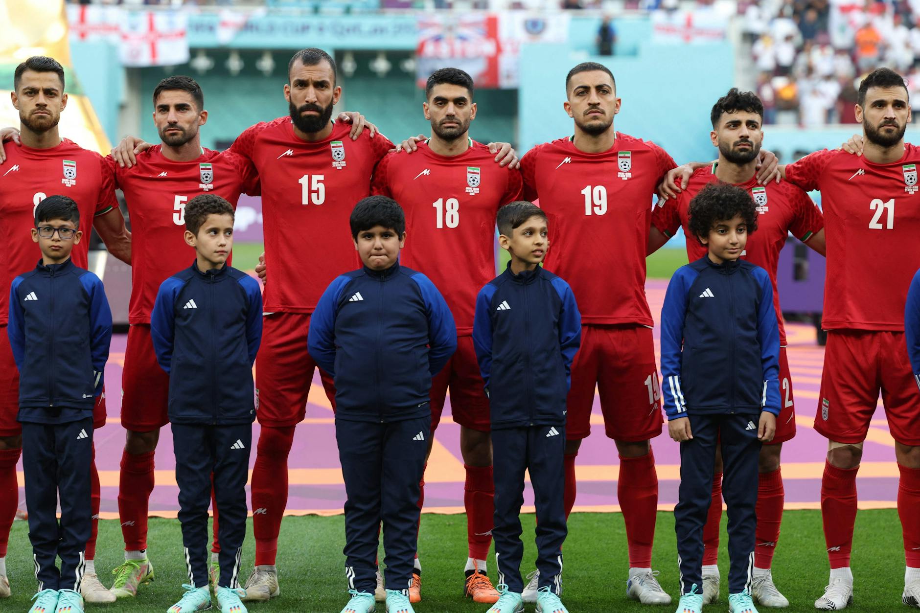 Irans Nationalspieler schweigen bei der Nationalhymne aus Protest gegen das Regime in der Heimat.