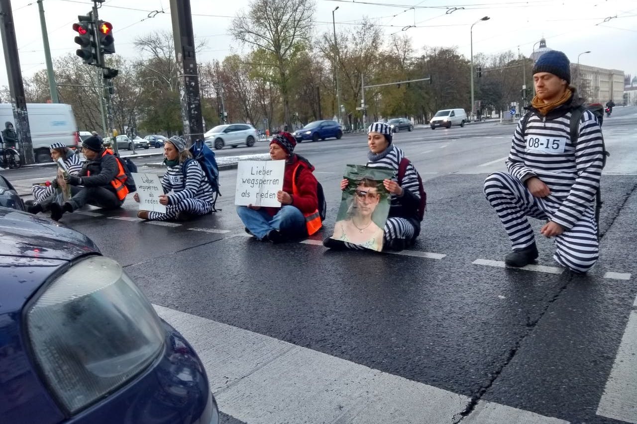 Blockade fürs Klima: wieder einmal – und wieder in Berlin. Aus Protest gegen Strafverfolgung haben sich die Demonstranten als Sträflinge kostümiert.