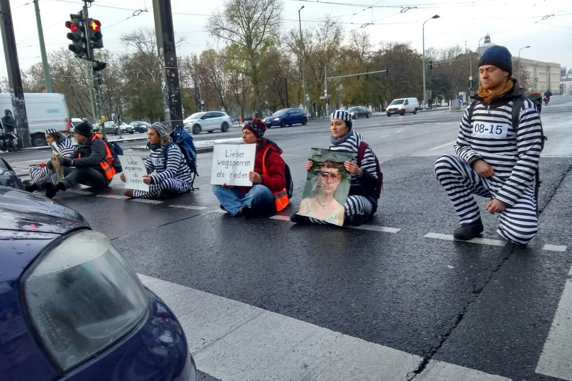 Blockade fürs Klima: wieder einmal – und wieder in Berlin. Aus Protest gegen Strafverfolgung haben sich die Demonstranten als Sträflinge kostümiert.