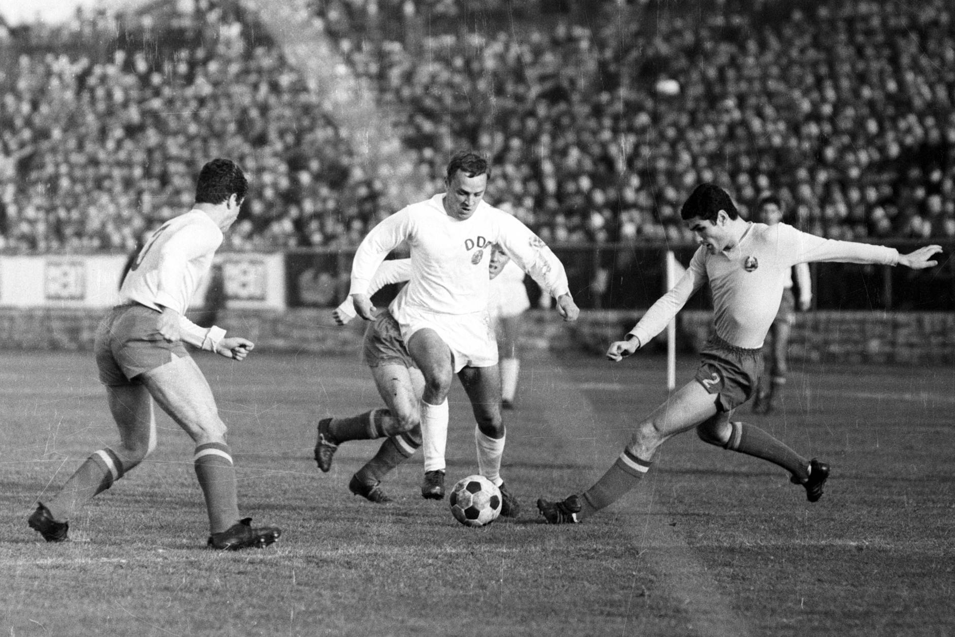 Jürgen Nöldner (M.) geht bei einem Länderspiel gegen Rumänien ins Dribbling.