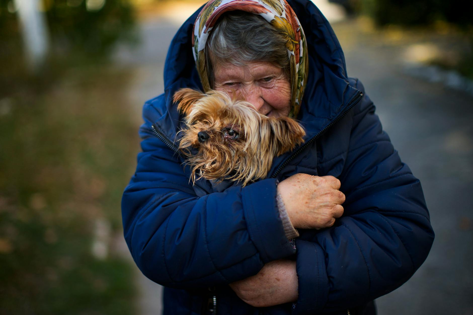 Eine Frau wärmt ihren Hund. Die Bewohner einer Siedlung im Osten der Ukraine leben seit etwa drei Wochen ohne Gas, Strom und fließendes Wasser. 