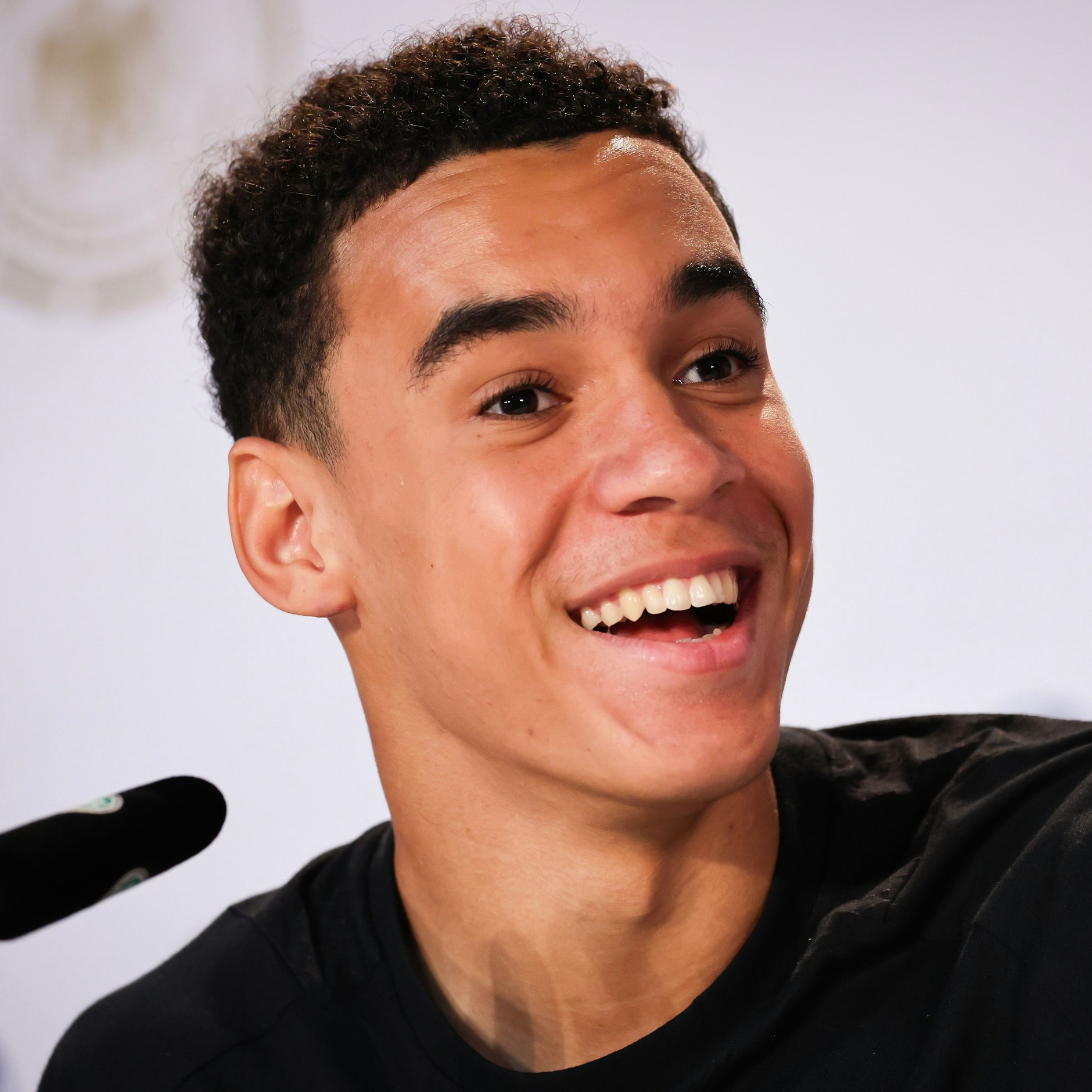Gute Laune bei der Pressekonferenz. Jamal Musiala spricht locker über seine erste WM.