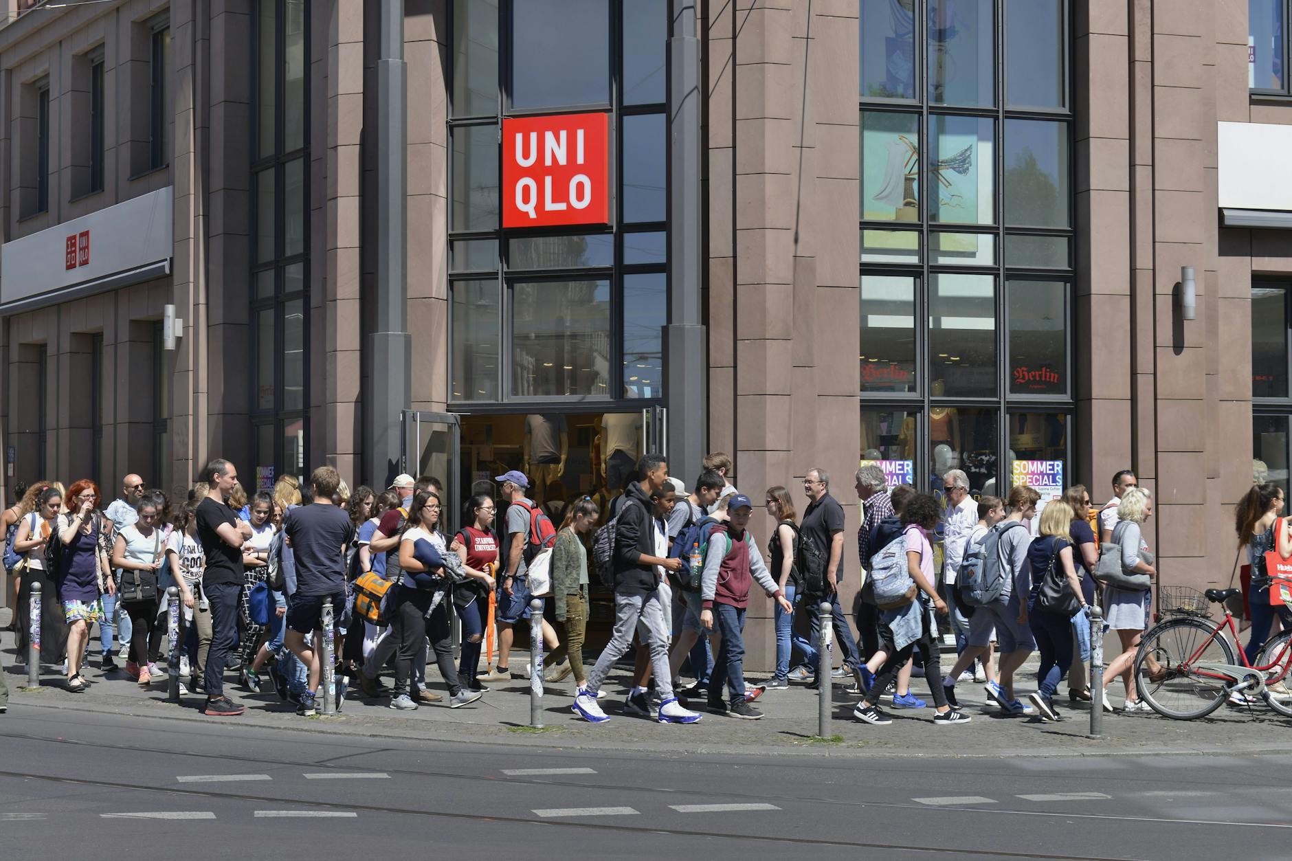 Leere Fahrbahn, voller Gehweg: Alltag am Hackeschen Markt in Mitte.