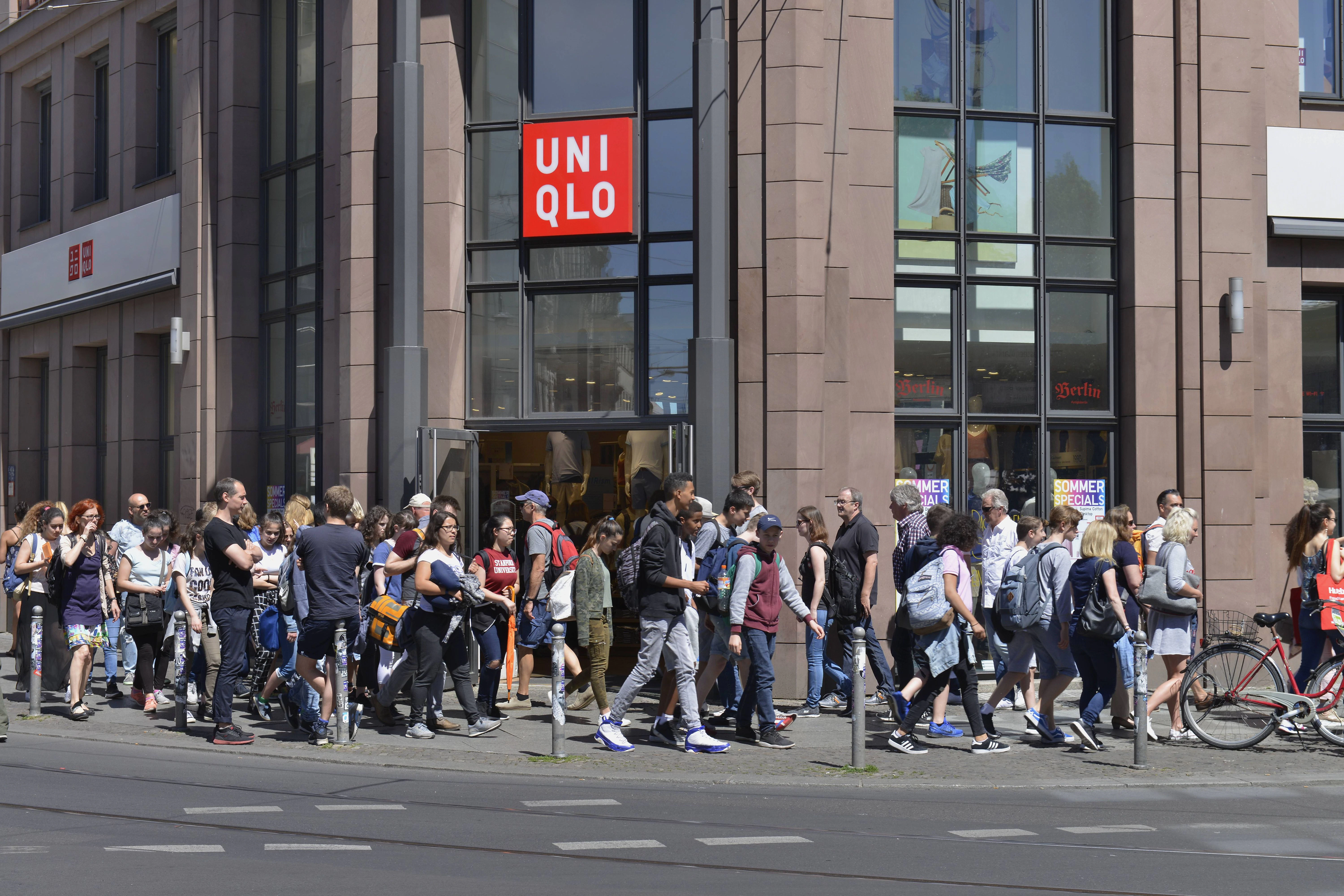Leere Fahrbahn, voller Gehweg: Alltag am Hackeschen Markt in Mitte. Doch die Bürgersteige sind schmal.