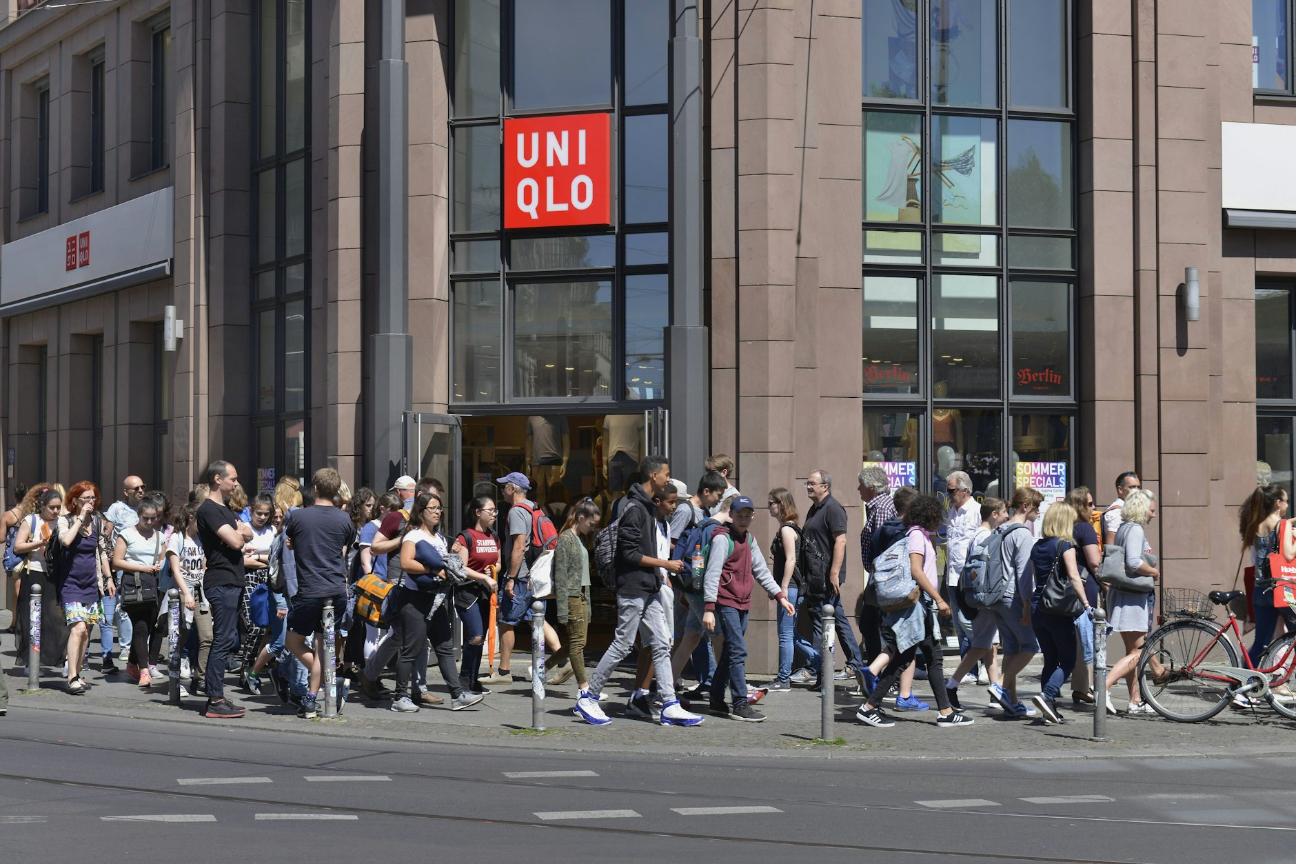 Leere Fahrbahn, voller Gehweg: Alltag am Hackeschen Markt in Mitte.