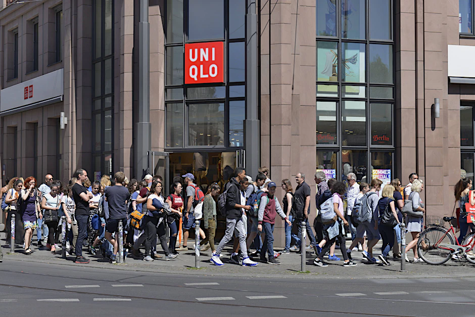 Leere Fahrbahn, voller Gehweg: Alltag am Hackeschen Markt in Mitte.