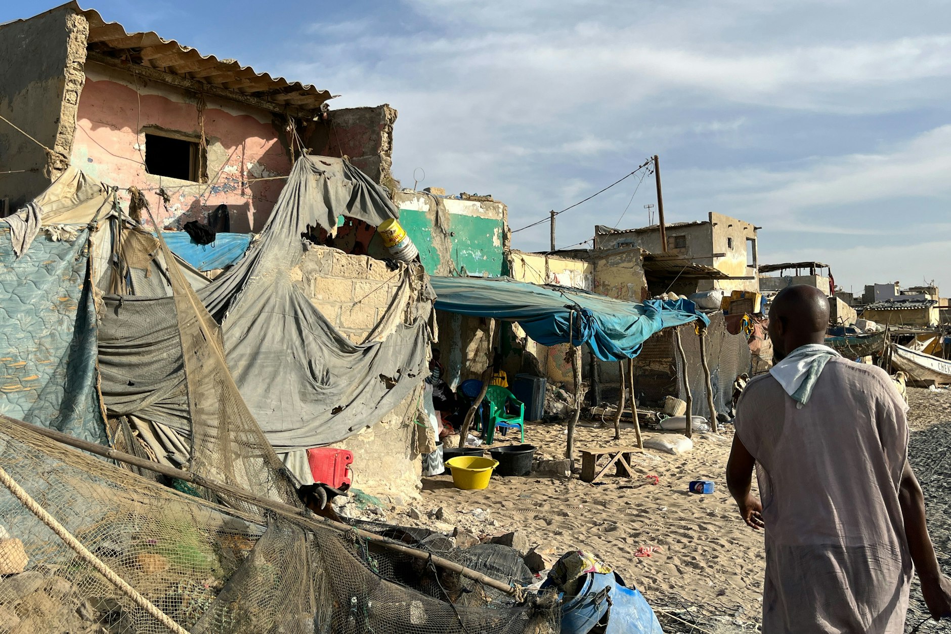 Vor den vom Atlantik beschädigten Häusern von St. Louis haben die Menschen Behelfshütten errichtet. 